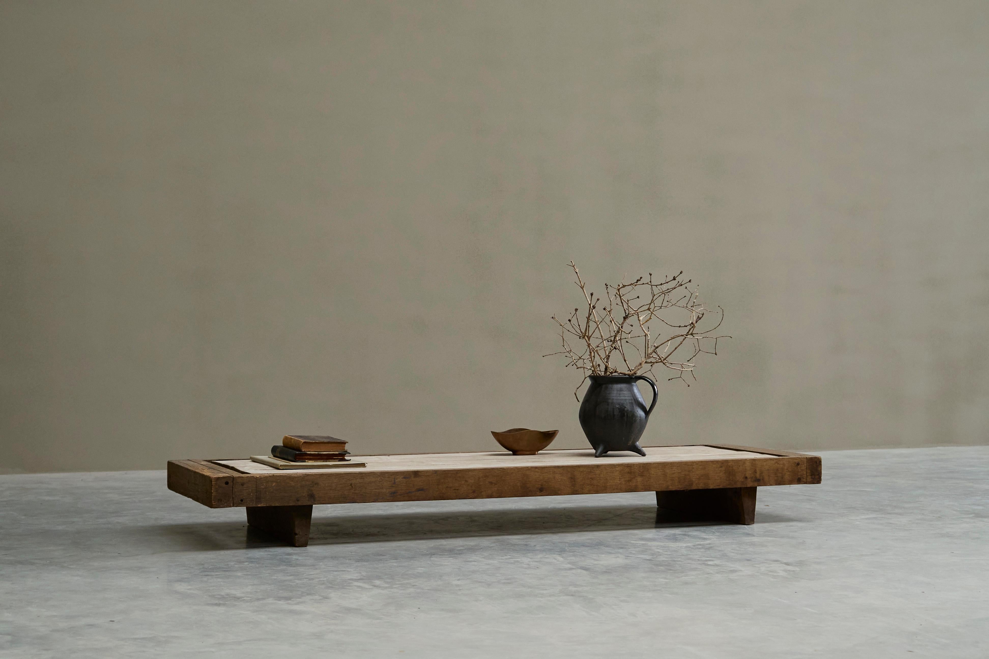 Grande table basse Axel Vervoordt de style Wabi Sabi, Europe, milieu du XXe siècle.

Une merveilleuse grande table basse dans un style wabi sabi très distinct - s'intégrerait magnifiquement dans un intérieur de style wabi sabi / Axel Vervoordt avec