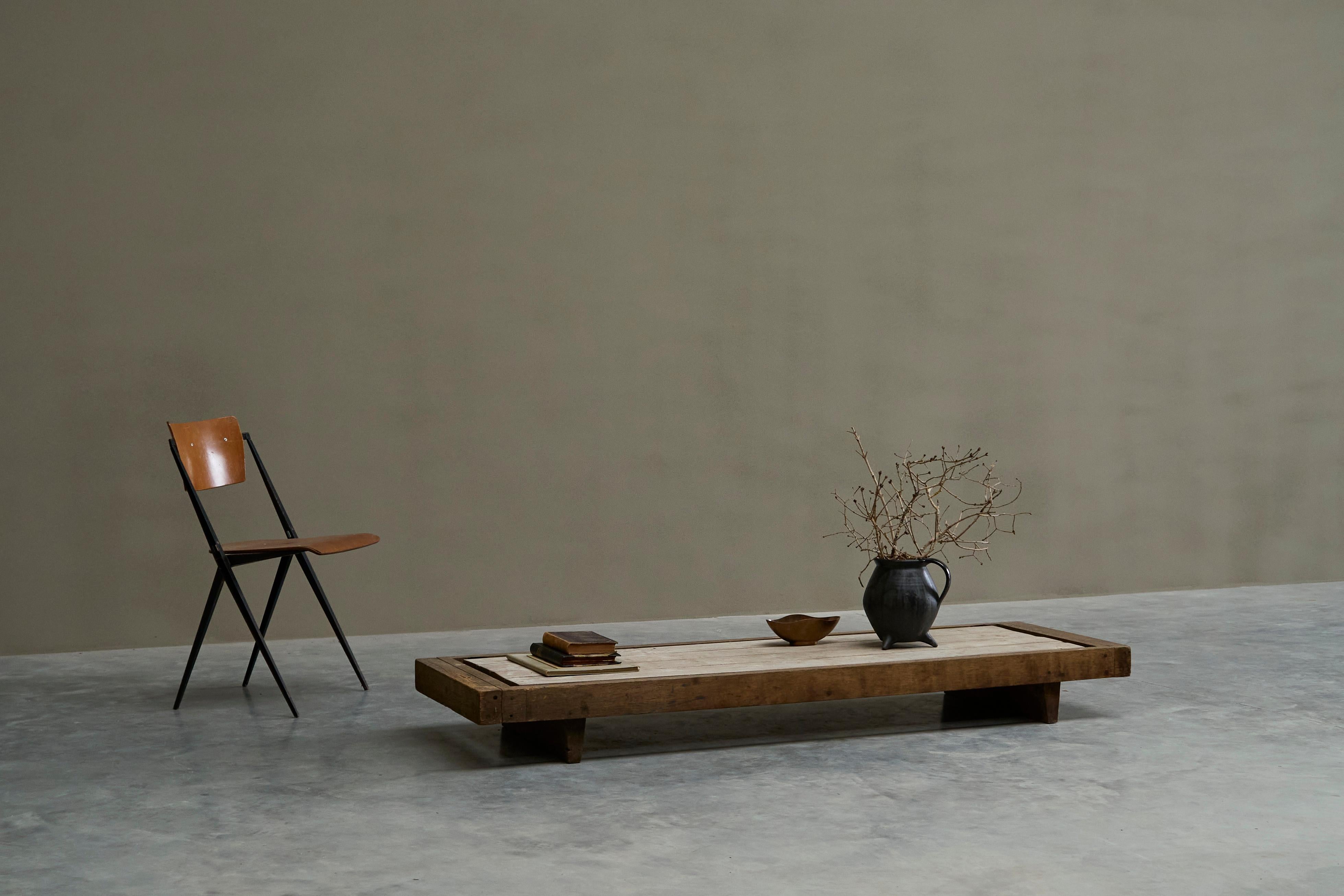 Bois Grande table basse Axel Vervoordt style Wabi Sabi Milieu du 20e siècle en vente