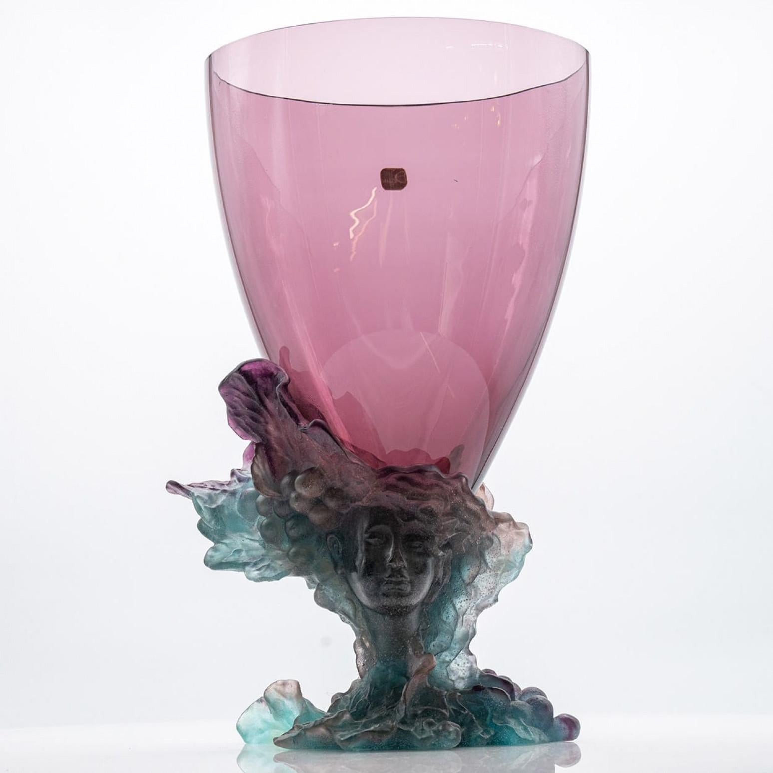 Il lusso al suo massimo, un vaso in vetro di alta qualità con colori rosa e blu di Baccarat, Francia.

Il vaso, realizzato in vetro artistico, ha un volto finemente scolpito che cattura l'espressione serena e i tratti classici. Un bellissimo