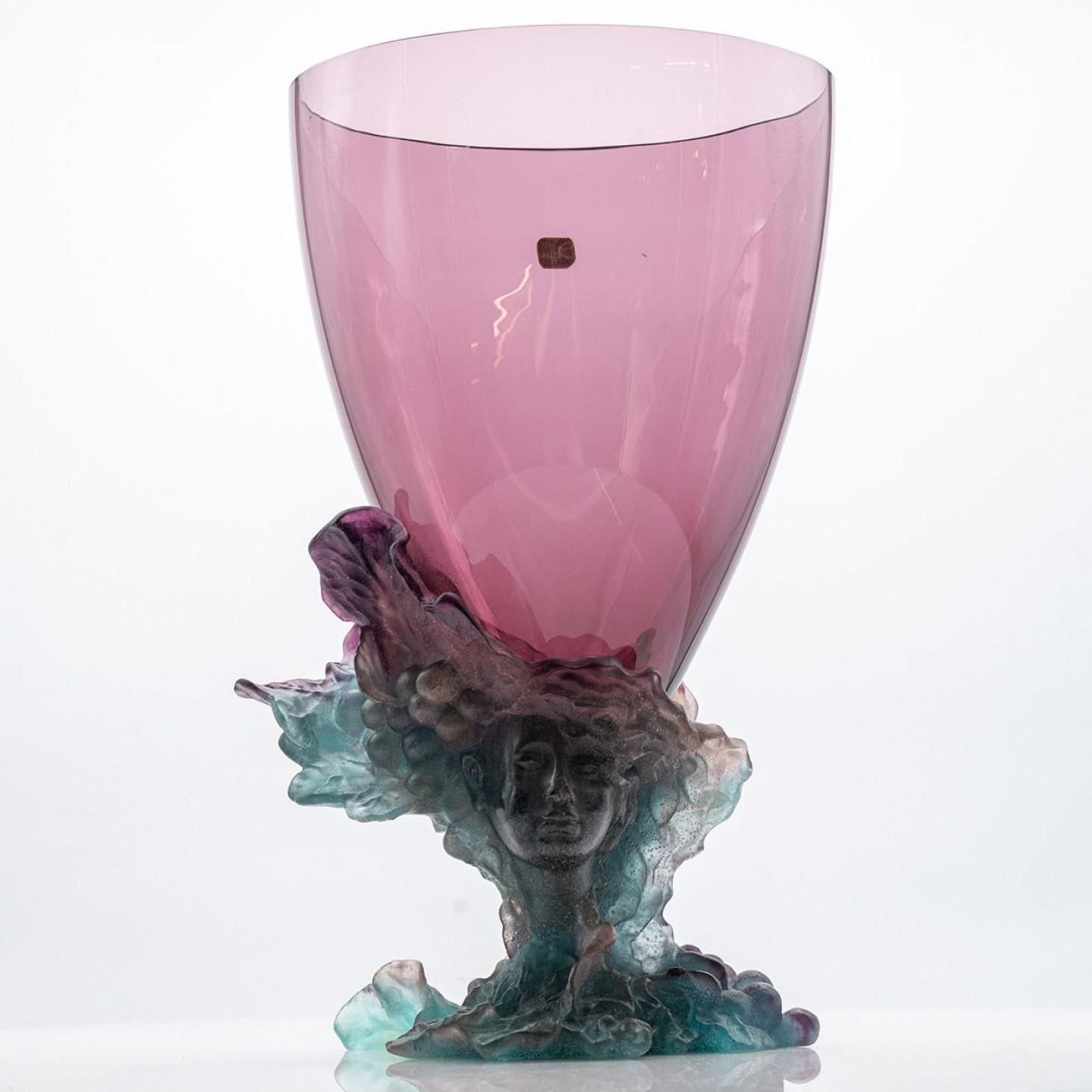 Il lusso al suo massimo, un vaso in vetro di alta qualità con colori rosa e blu di Baccarat, Francia.

Il vaso, realizzato in vetro artistico, ha un volto finemente scolpito che cattura l'espressione serena e i tratti classici. Un bellissimo