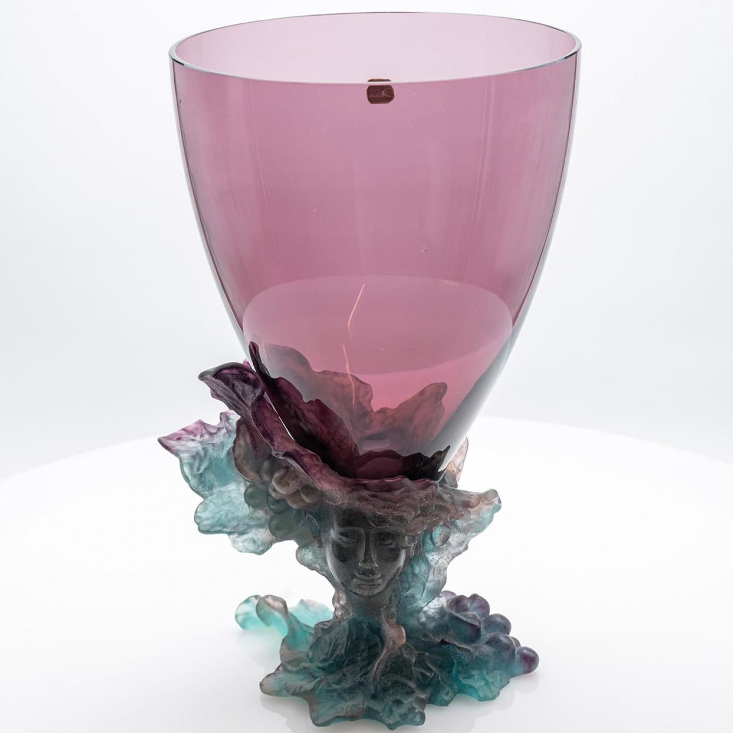 Grande vaso in vetro artistico Baccarat con faccia, blu e rosa, Francia In condizioni buone in vendita a Rijssen, NL