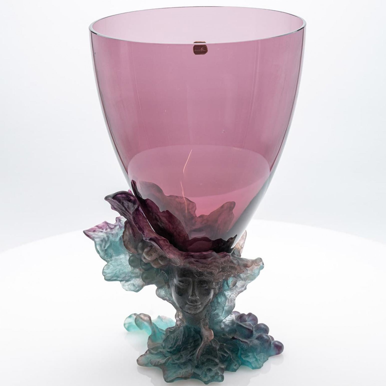 Grande vaso in vetro artistico Baccarat con faccia, blu e rosa, Francia In condizioni buone in vendita a Rijssen, NL
