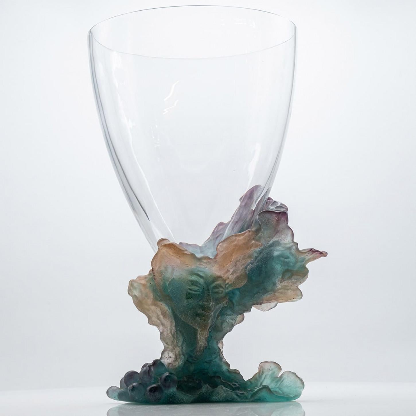 Le luxe dans toute sa splendeur, vase en verre haut de gamme aux couleurs saumon, vert et violet de Baccarat, France.

Le vase - en verre d'art - présente deux visages finement sculptés de part et d'autre avec des traits classiques. Un beau