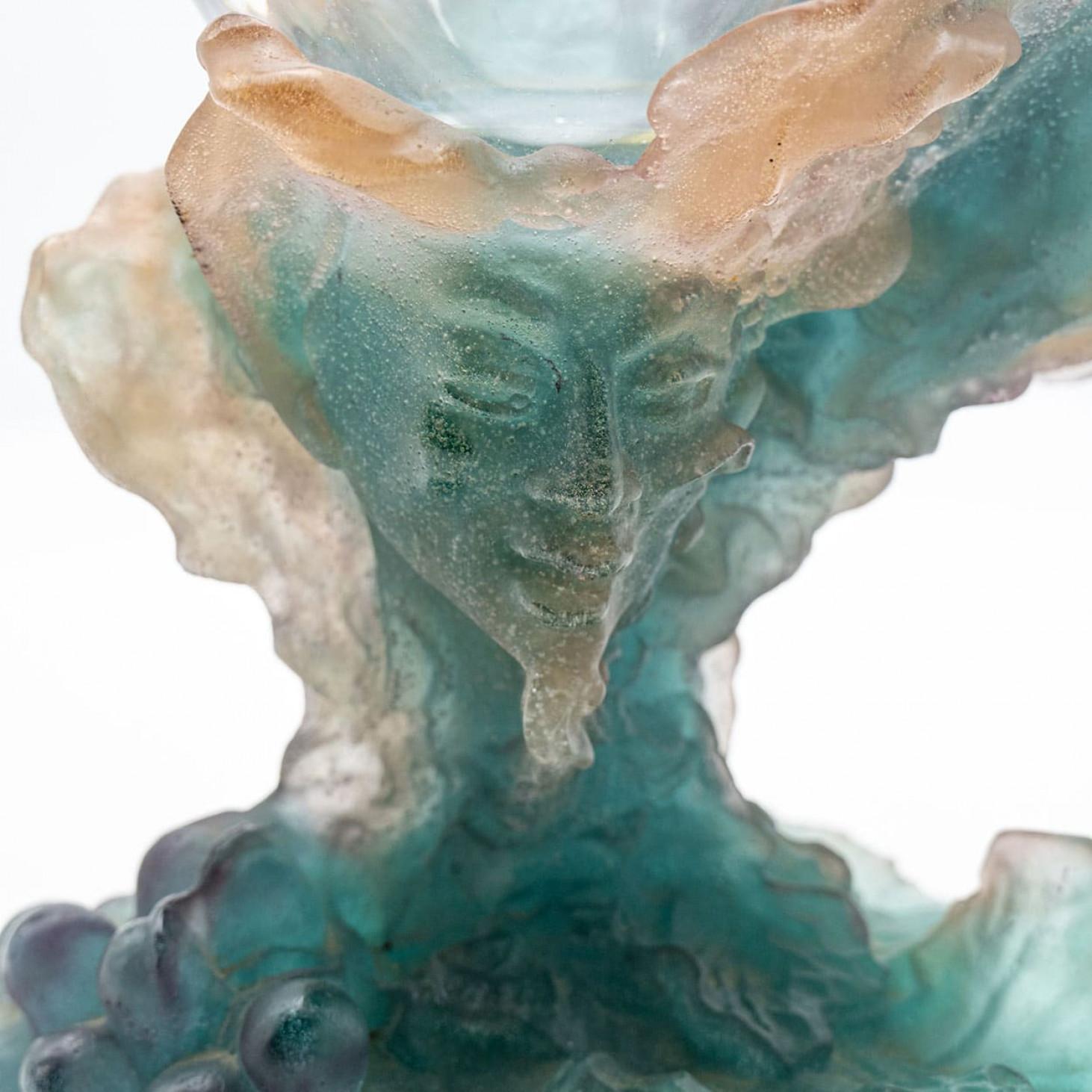 Art nouveau Grand vase en verre d'art de Baccarat avec visage, vert saumoné violet, France en vente