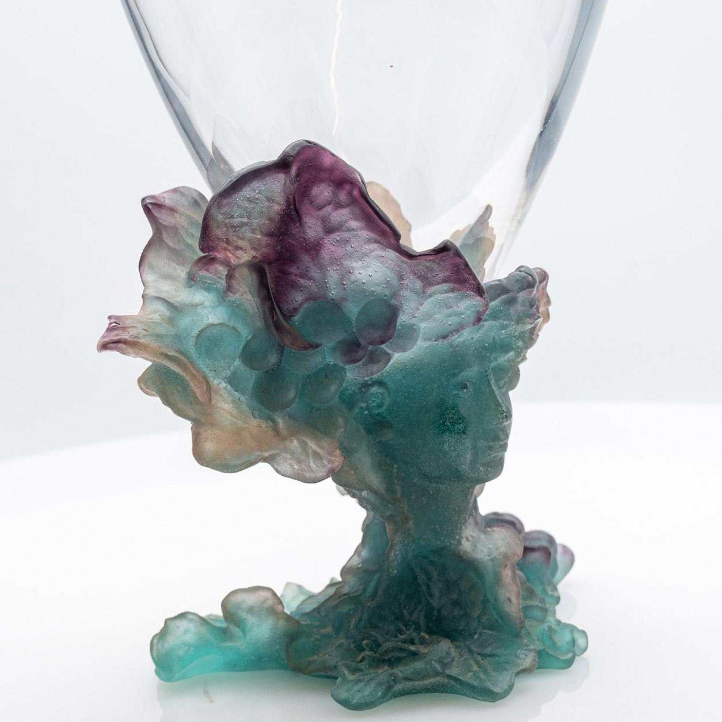 Français Grand vase en verre d'art de Baccarat avec visage, vert saumoné violet, France en vente