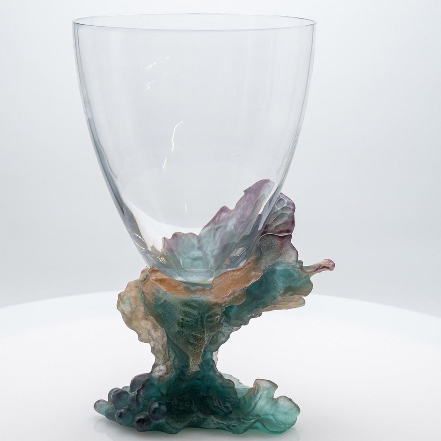 Autre Grand vase en verre d'art de Baccarat avec visage, vert saumoné violet, France en vente