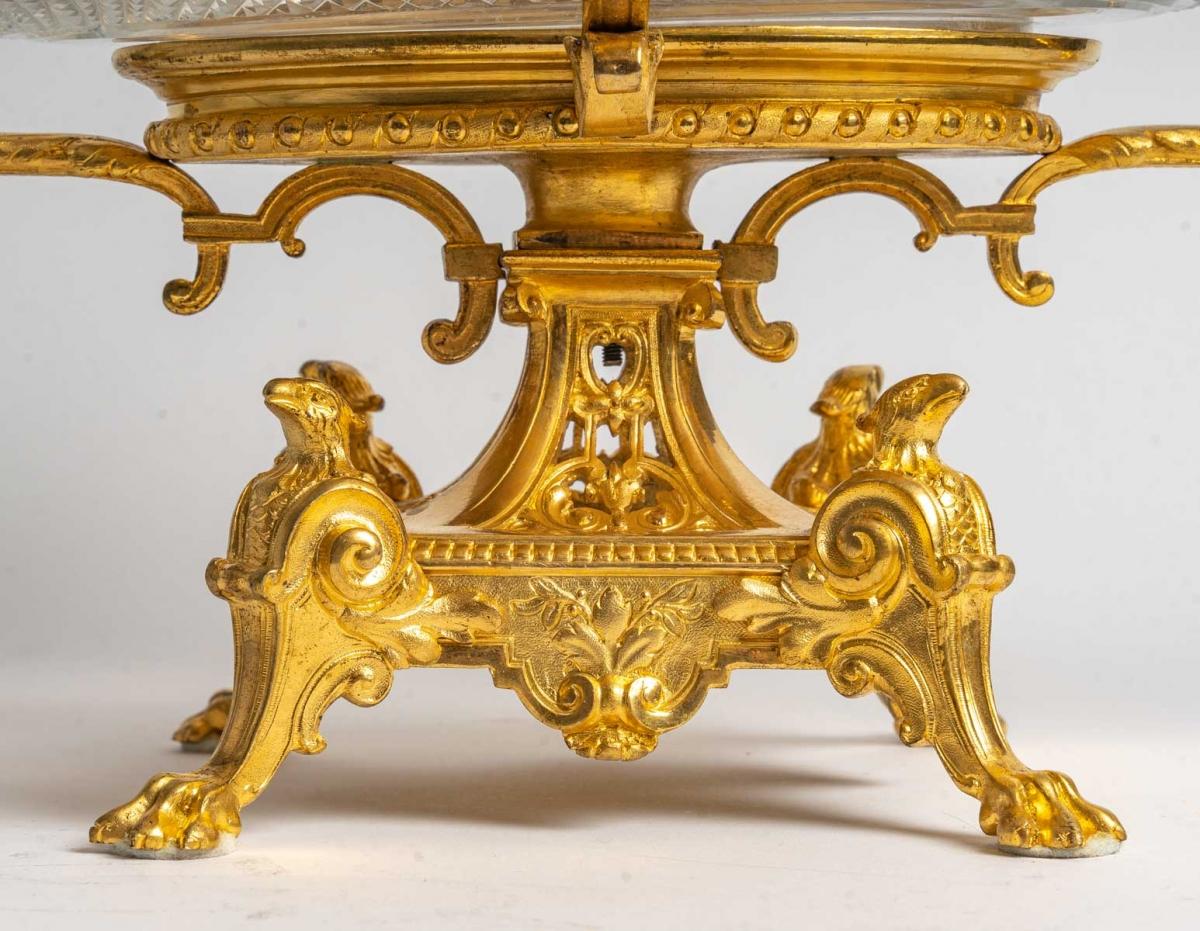 Large Baccarat centrepiece cup, gilt bronze frame, Louis XV style, 19th century
Measures: W: 58cm, D: 33cm, H: 32, 5cm.