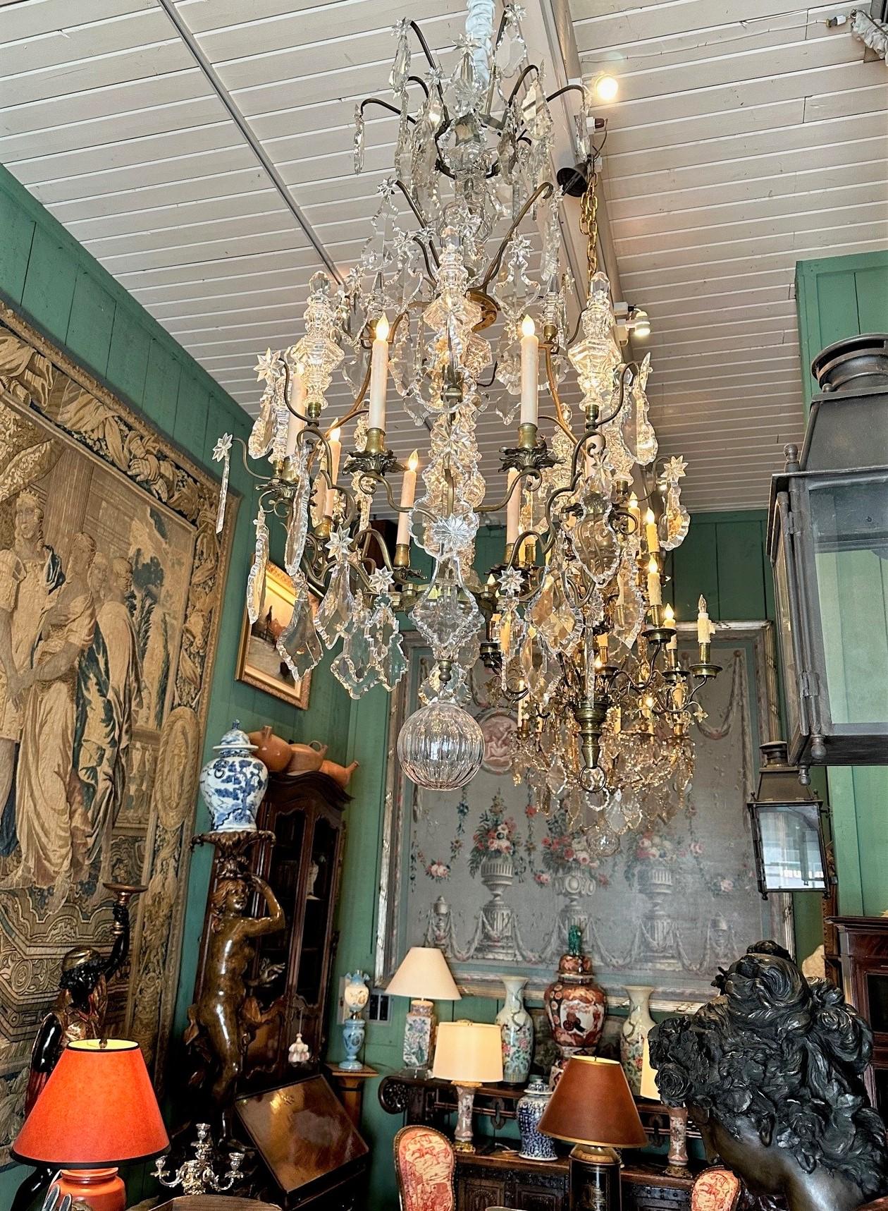 Gran araña de cristal antiguo de Baccarat Techo de comedor Colgante de 8 luces Luis XV en venta