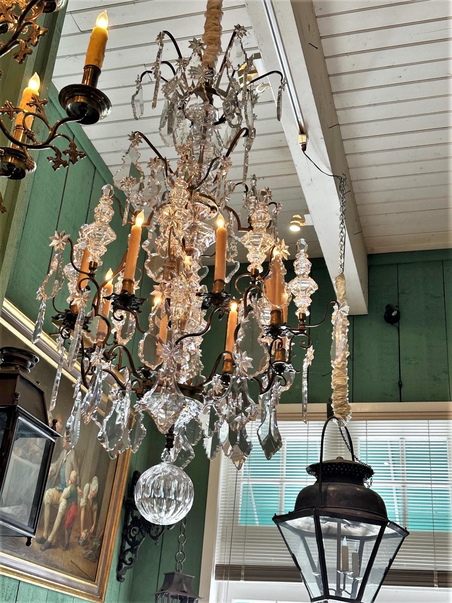 Gran araña de cristal antiguo de Baccarat Techo de comedor Colgante de 8 luces Dorado en venta