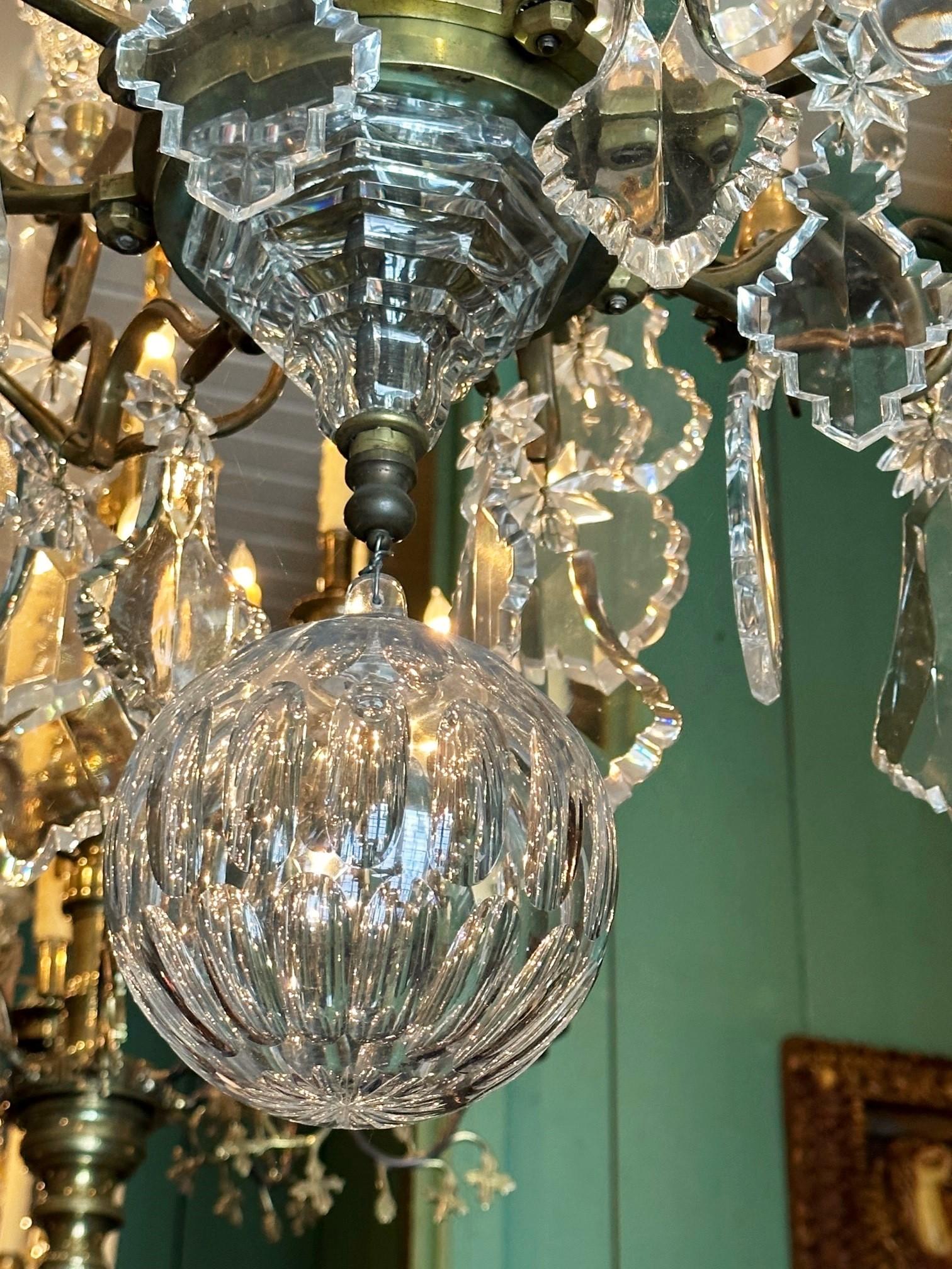 Métal Grand lustre ancien lustre de salle à manger plafonnier à 8 lumières en cristal Baccarat en vente