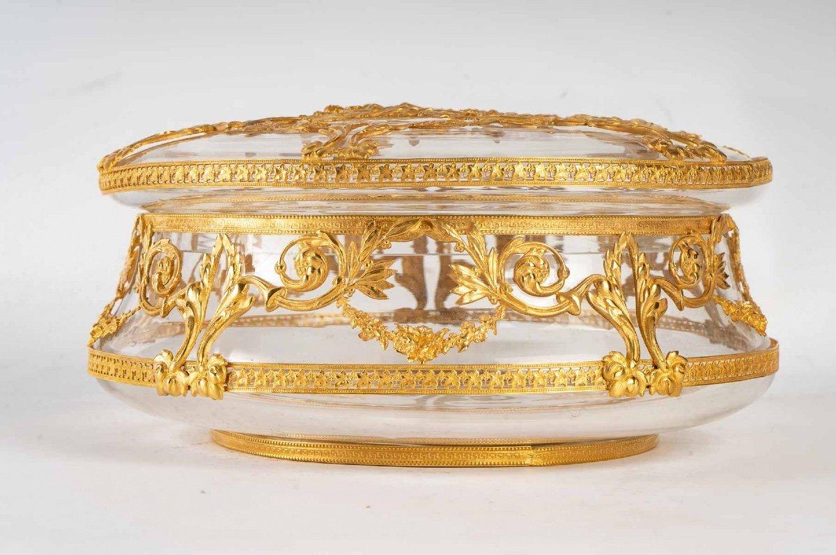 Large Baccarat crystal bonbonniere with gilt bronze frame.
Late 19th century.
In perfect condition
Measure: H: 11 cm, D: 22 cm.