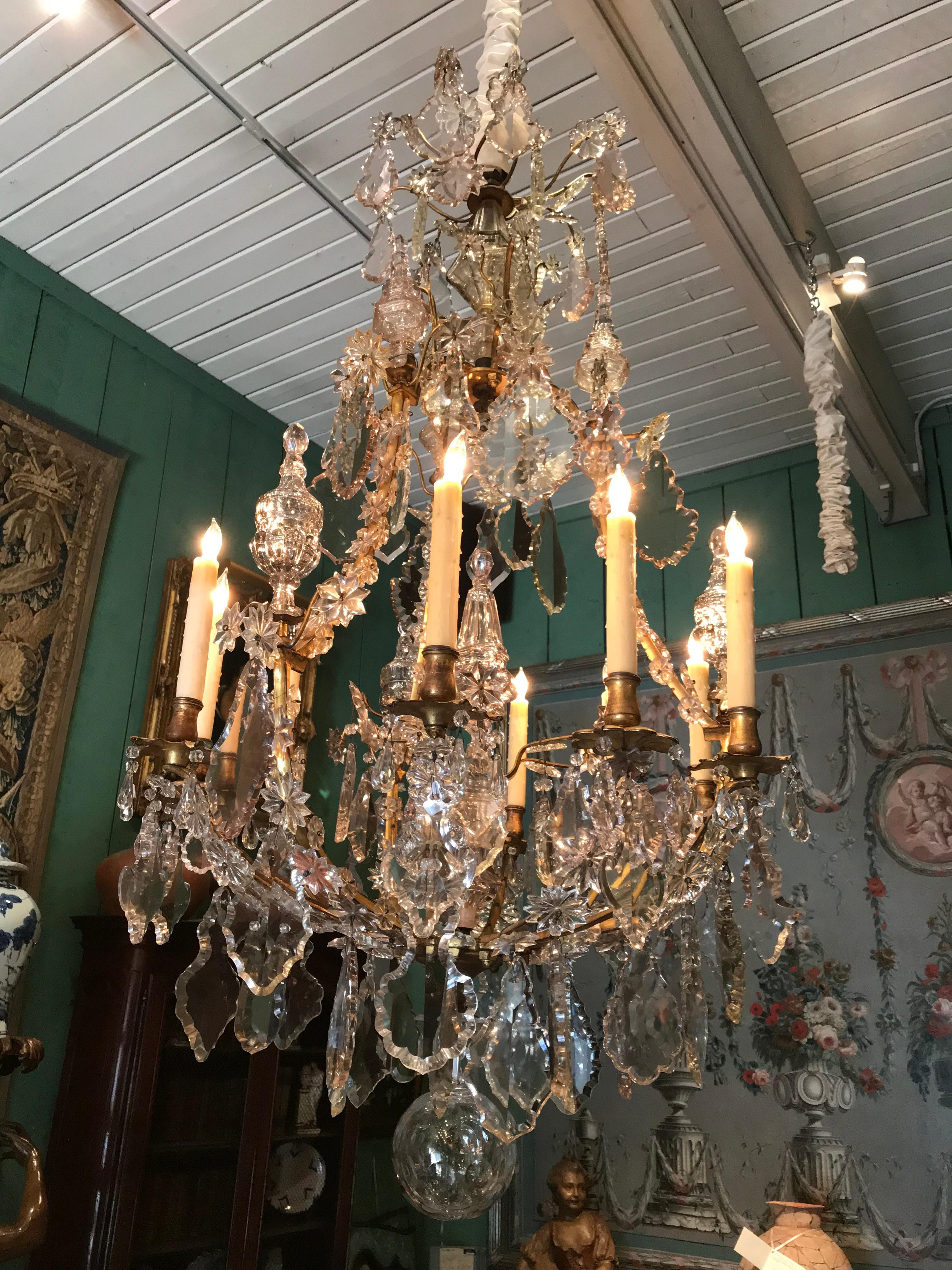 Große Baccarat Kristall-Kronleuchter Esszimmer Eingang Decke 12 Licht Halterung Pendel . Ende 18. Anfang 19. Jahrhundert Seltener und exquisiter Baccarat-Kristall-Kronleuchter mit 12 Lichtern  mit handgefertigtem Elegant Bronzekäfig .  Französischer