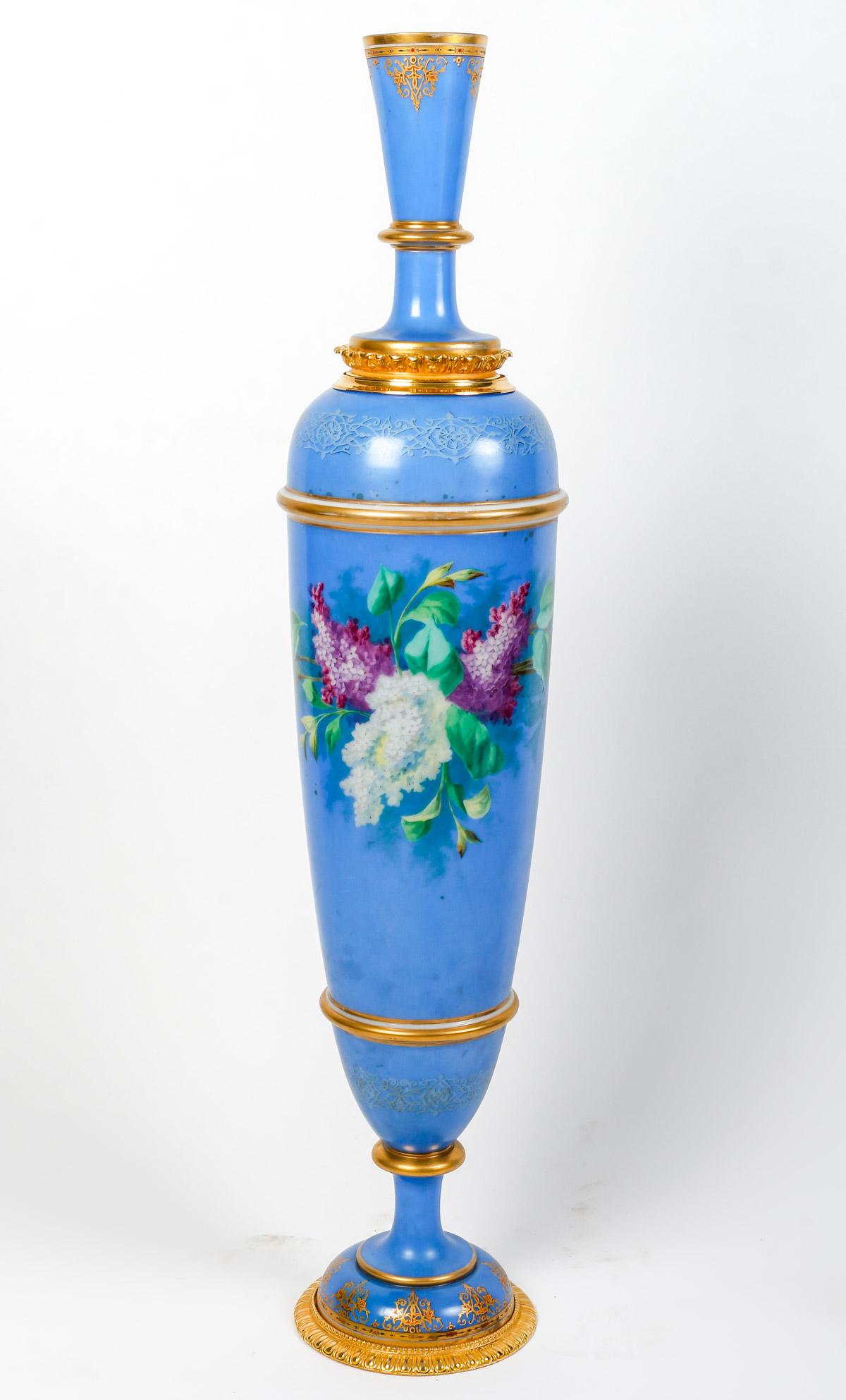 Français Grand vase en opaline de Baccarat, monture en bronze doré, époque Napoléon III. en vente