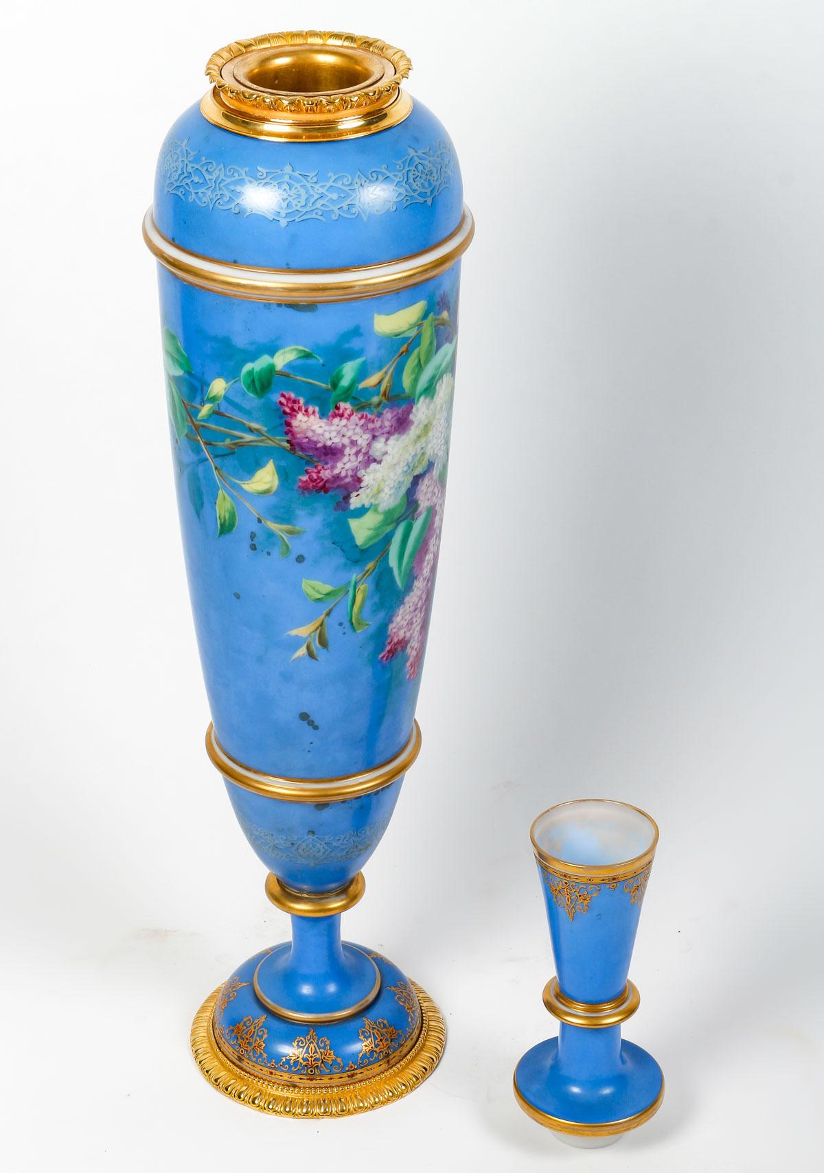 Doré Grand vase en opaline de Baccarat, monture en bronze doré, époque Napoléon III. en vente