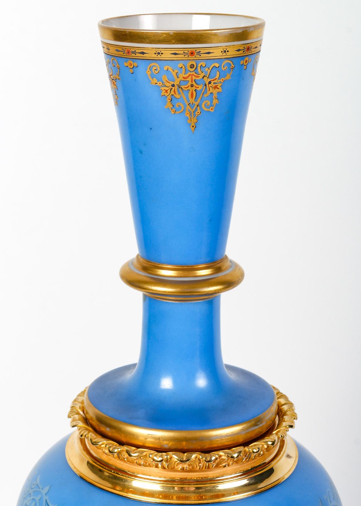 XIXe siècle Grand vase en opaline de Baccarat, monture en bronze doré, époque Napoléon III. en vente