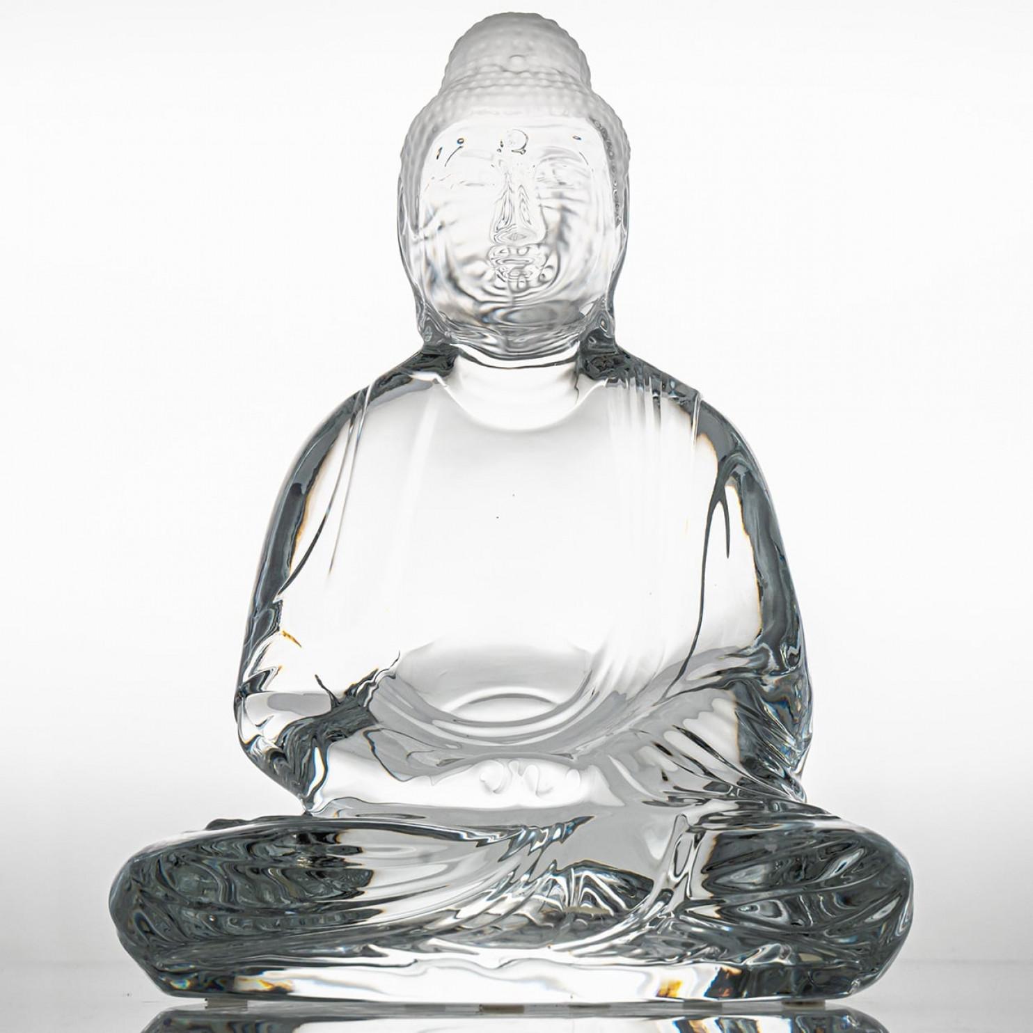Il lusso al suo massimo, un oggetto da collezione realizzato da Baccarat in Francia. Questo Buddha di cristallo è realizzato da Baccarat.

Un Buddha, scolpito in cristallo trasparente di Baccarat, siede in posizione di loto - una perfetta