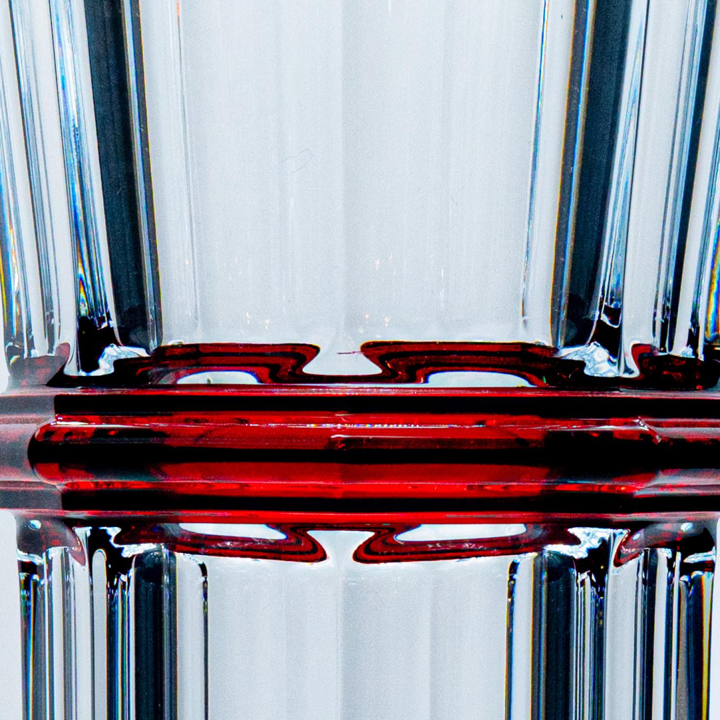 Glorifiant les effets de la lumière réfractée depuis 170 ans, la ligne iconique Icone incarne non seulement des verres à pied mais toute une famille d'artefacts au destin radieux. Magnifique vase en cristal signé Baccarat, conçu par Thomas
