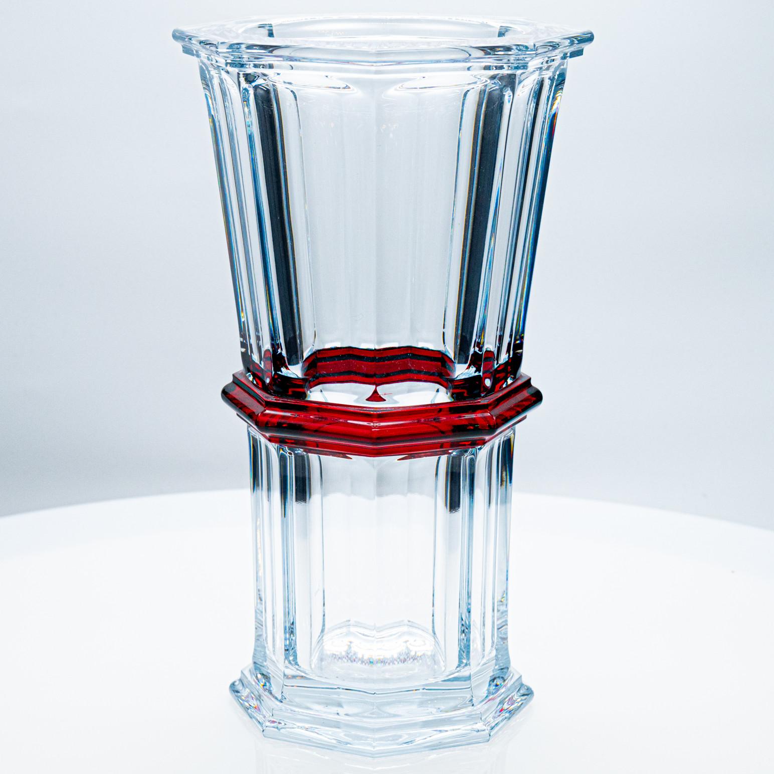 Fait main Grand vase Baccarat, cristal rouge profond  France en vente