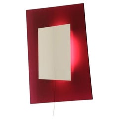 Großer hinterleuchteter Spiegel aus magentafarbenem gehärtetem Glas von Nanda Vigo