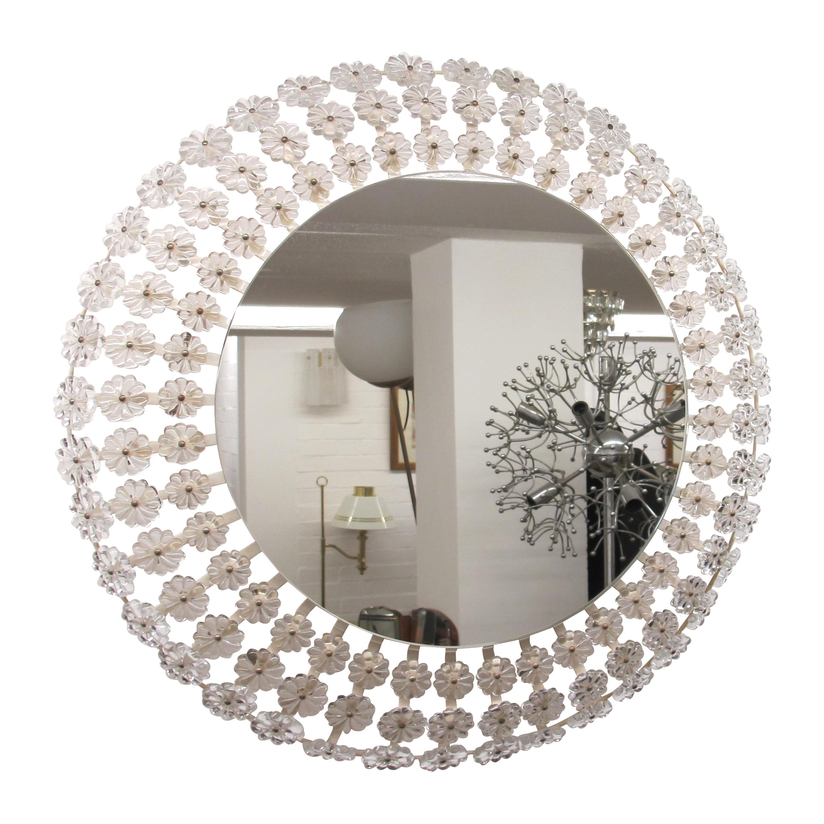 Mid-Century moderno Grande specchio retroilluminato con fiori di cristallo di Emil Stejnar per Rupert Nikoll, Aus in vendita