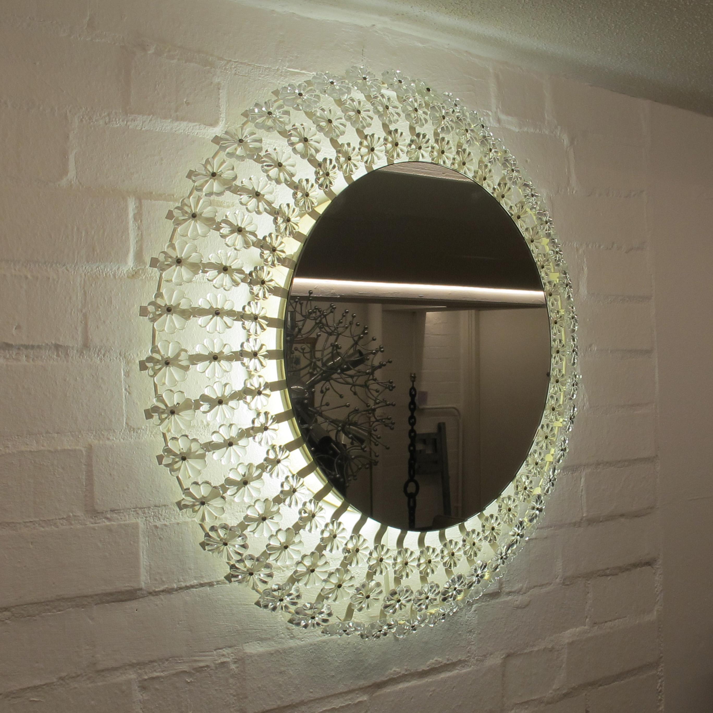 Metà XX secolo Grande specchio retroilluminato con fiori di cristallo di Emil Stejnar per Rupert Nikoll, Aus in vendita