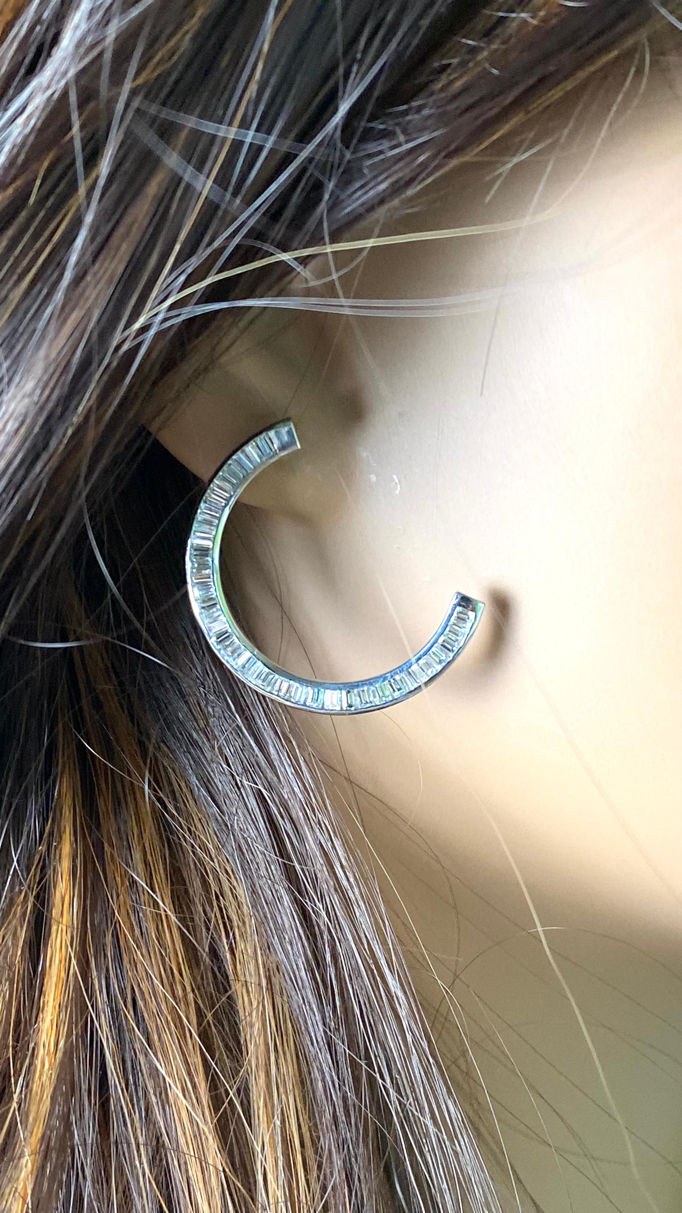 Boucles d'oreilles en or blanc avec grand diamant baguette de 6,60 carats et croissant de lune de 1,20 pouce en vente 4