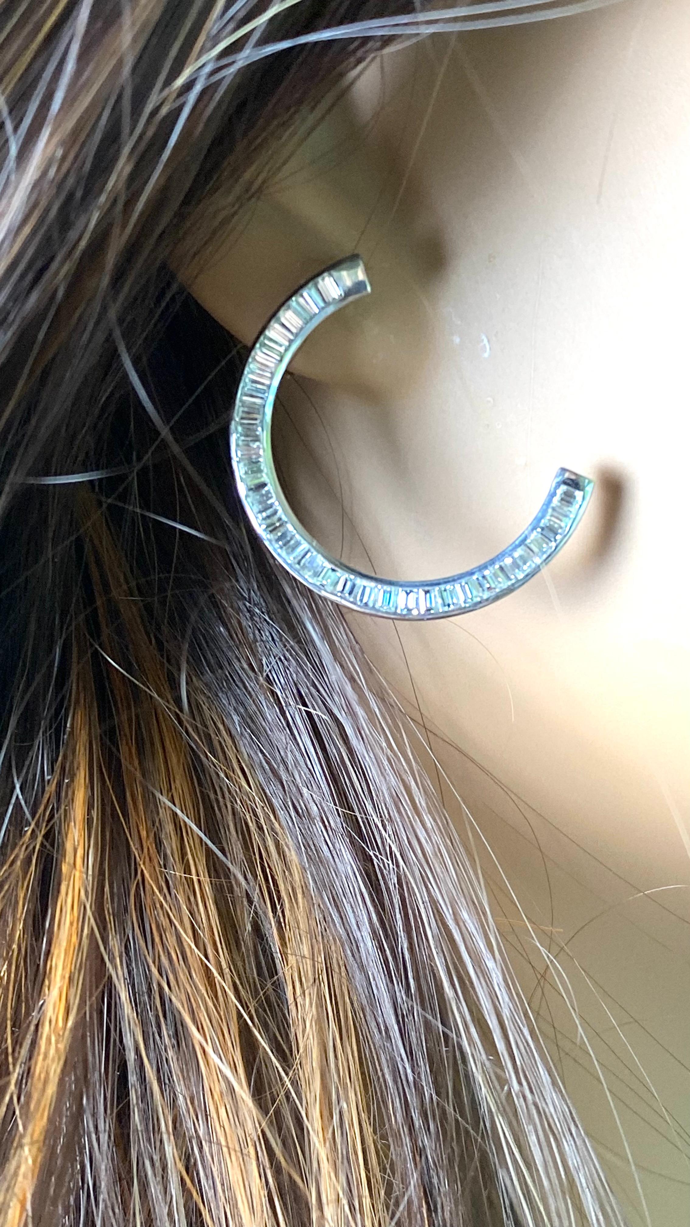 Contemporain Boucles d'oreilles en or blanc avec grand diamant baguette de 6,60 carats et croissant de lune de 1,20 pouce en vente