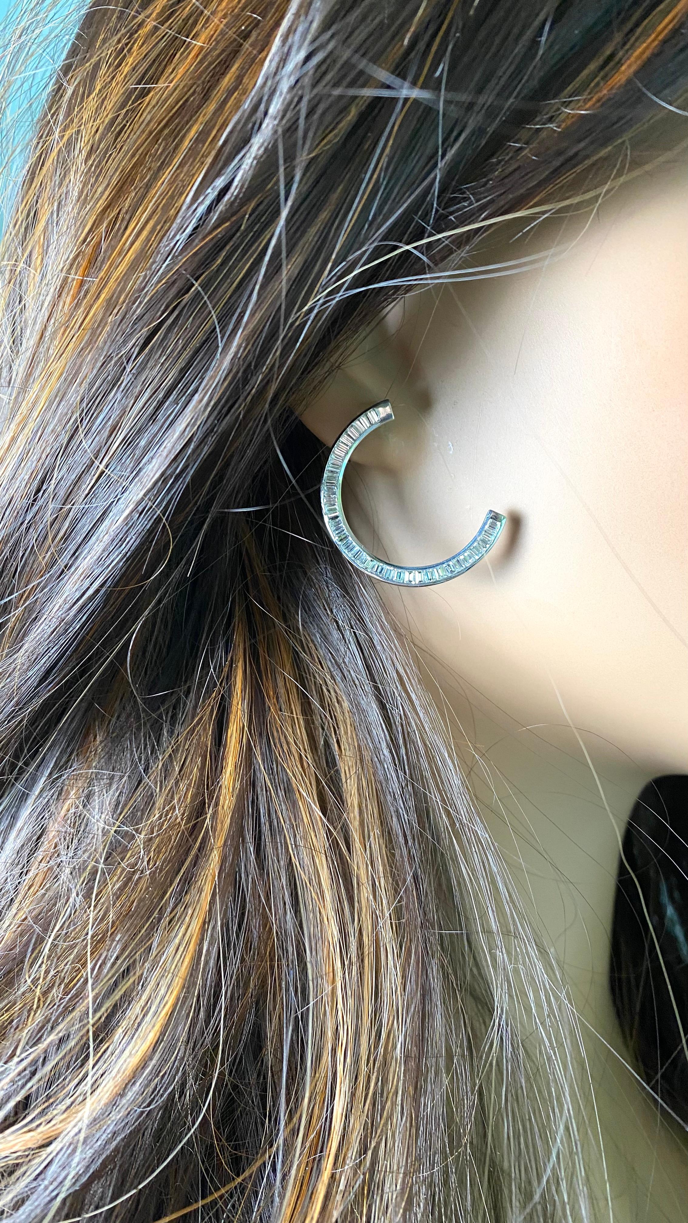 Taille baguette Boucles d'oreilles en or blanc avec grand diamant baguette de 6,60 carats et croissant de lune de 1,20 pouce en vente