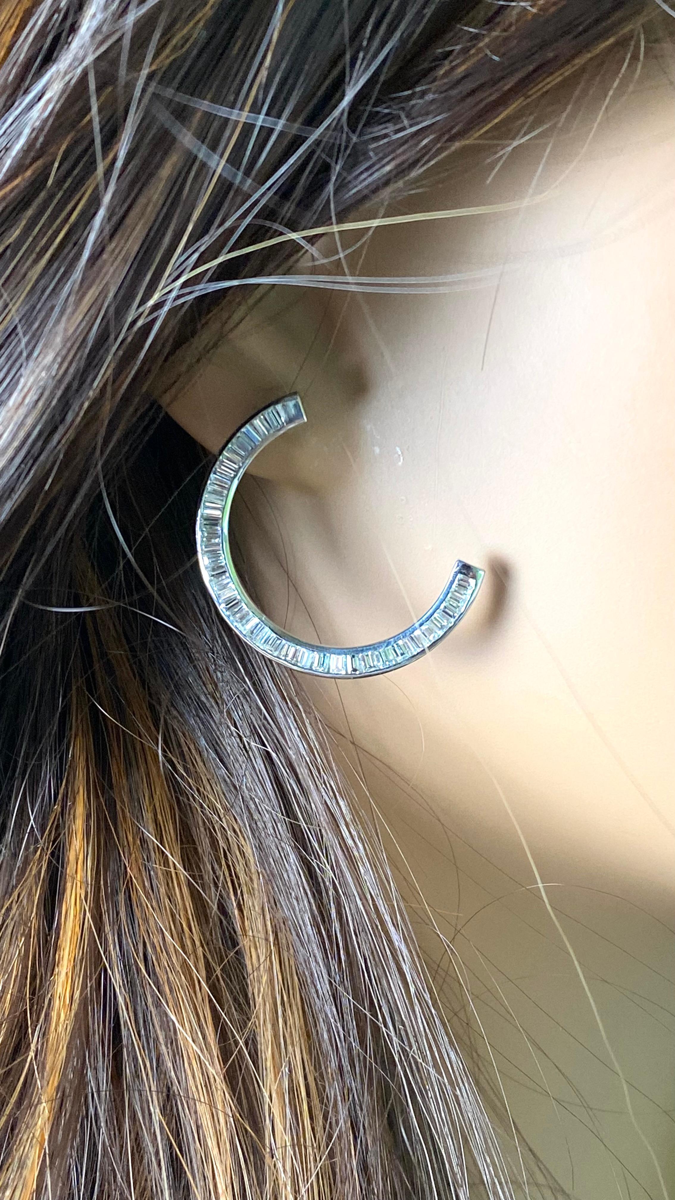 Boucles d'oreilles en or blanc avec grand diamant baguette de 6,60 carats et croissant de lune de 1,20 pouce Neuf - En vente à New York, NY