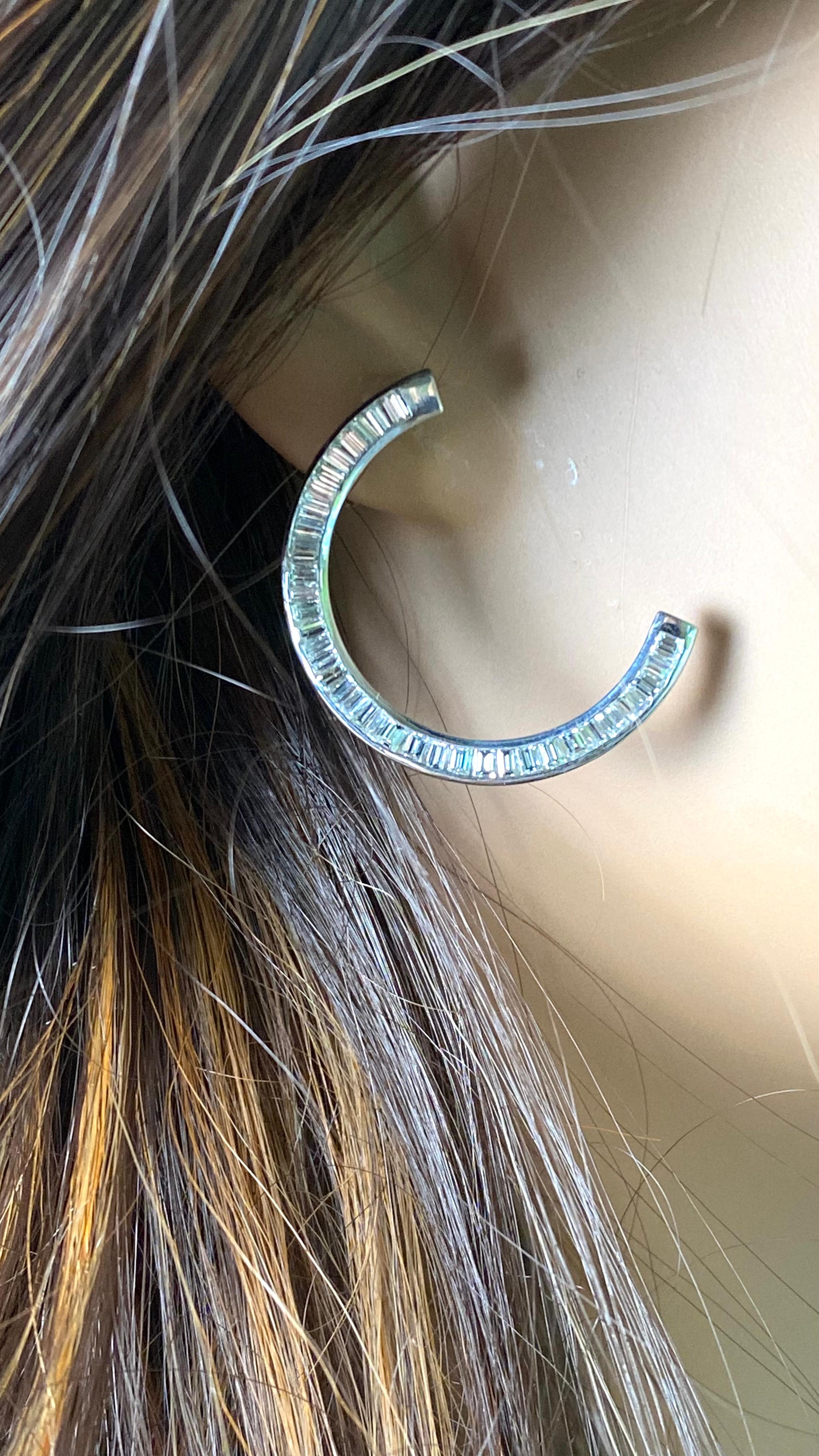 Boucles d'oreilles en or blanc avec grand diamant baguette de 6,60 carats et croissant de lune de 1,20 pouce Pour femmes en vente