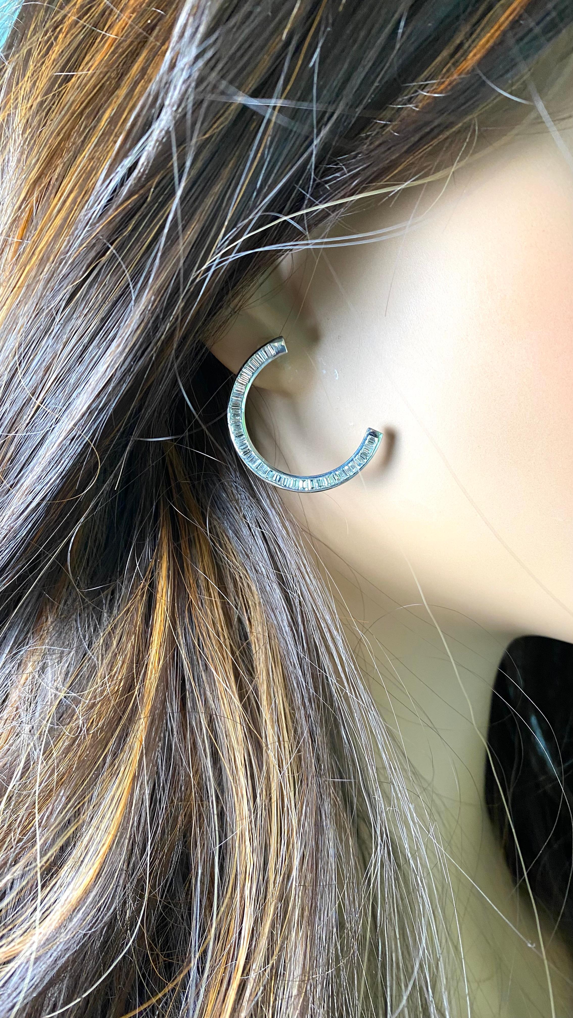 Boucles d'oreilles en or blanc avec grand diamant baguette de 6,60 carats et croissant de lune de 1,20 pouce en vente 1