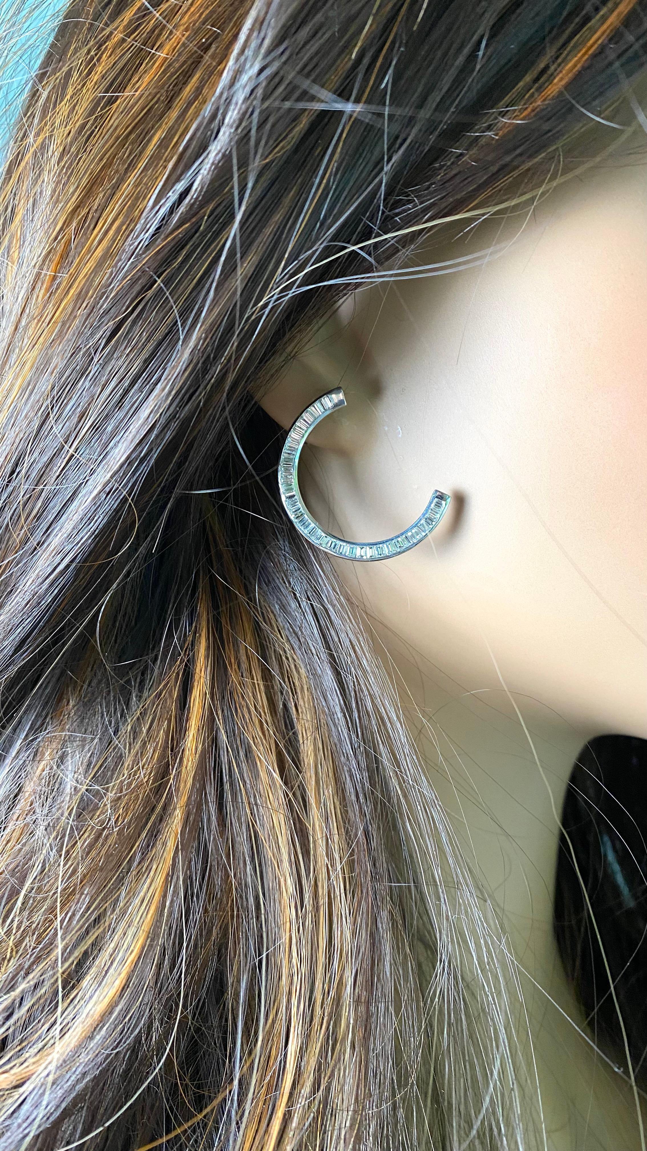 Boucles d'oreilles en or blanc avec grand diamant baguette de 6,60 carats et croissant de lune de 1,20 pouce en vente 3
