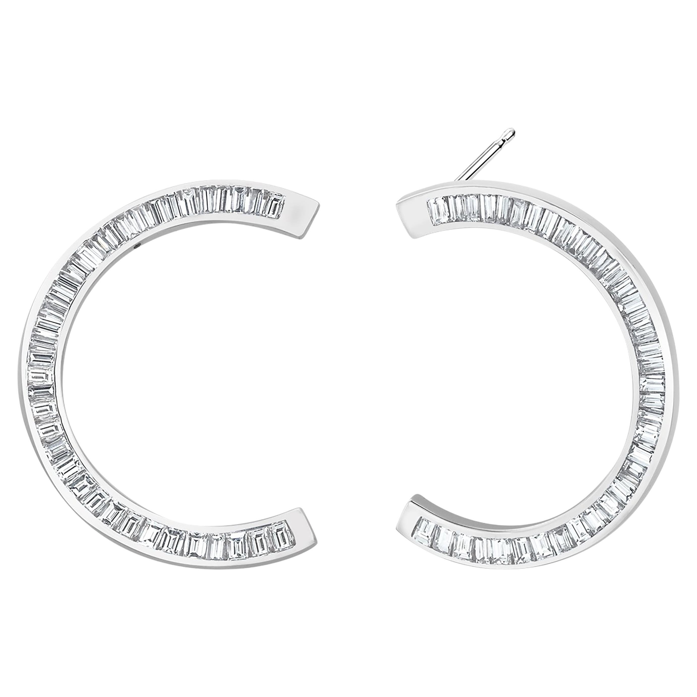 Boucles d'oreilles en or blanc avec grand diamant baguette de 6,60 carats et croissant de lune de 1,20 pouce en vente