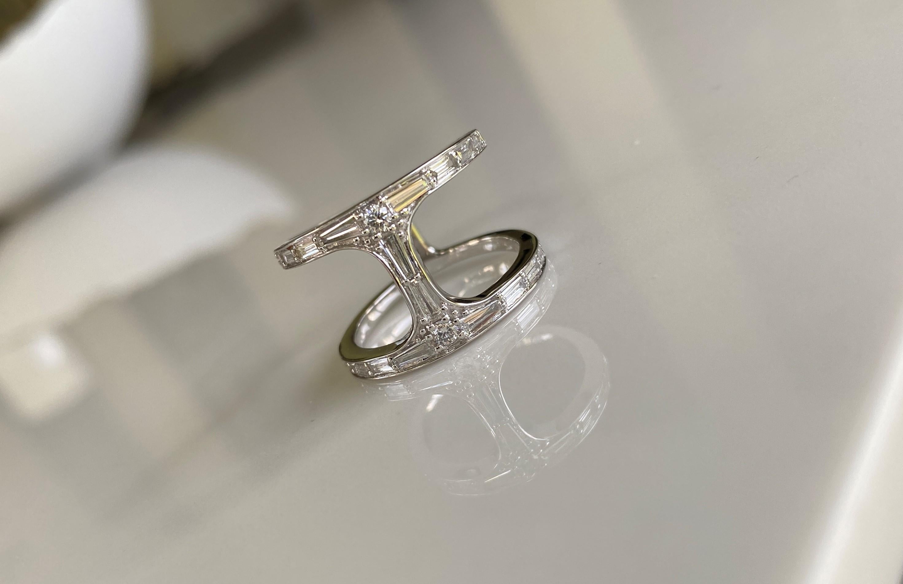 Setzen Sie ein Zeichen mit diesem großen Baguette-Diamantring Athena! Dieser kühne und eindrucksvolle Ring ist mit großzügigen Baguetten-Diamanten besetzt, die in 18 Karat Weißgold gefasst sind und einen unglaublichen Glanz aufweisen, was ihn zu