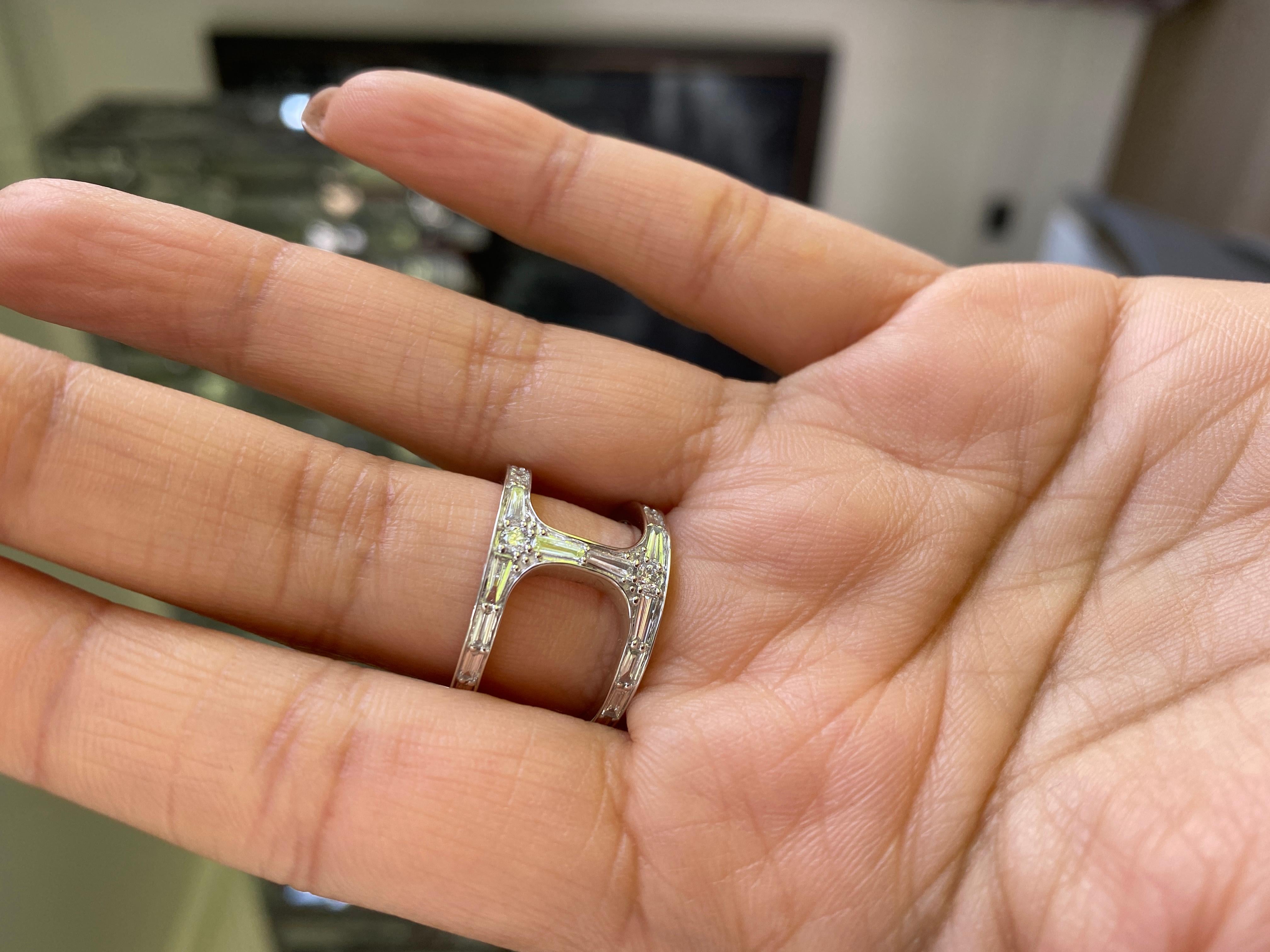 Großer Baguetteschliff Diamant Athena Ring im Zustand „Neu“ im Angebot in Houston, TX