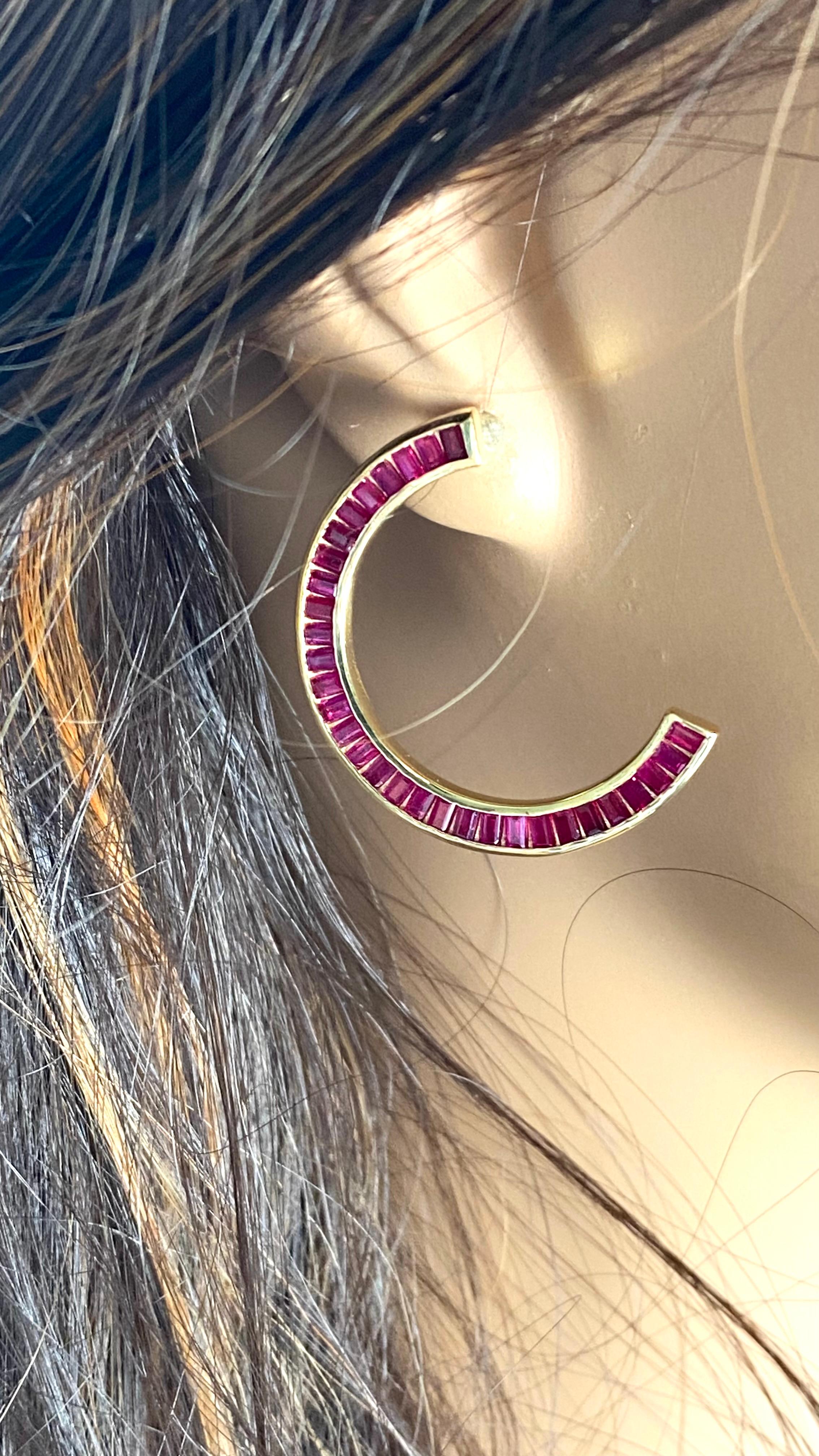 Boucles d'oreilles tendance croissant de lune en or jaune avec gros rubis baguette de 8,00 carats en vente 8