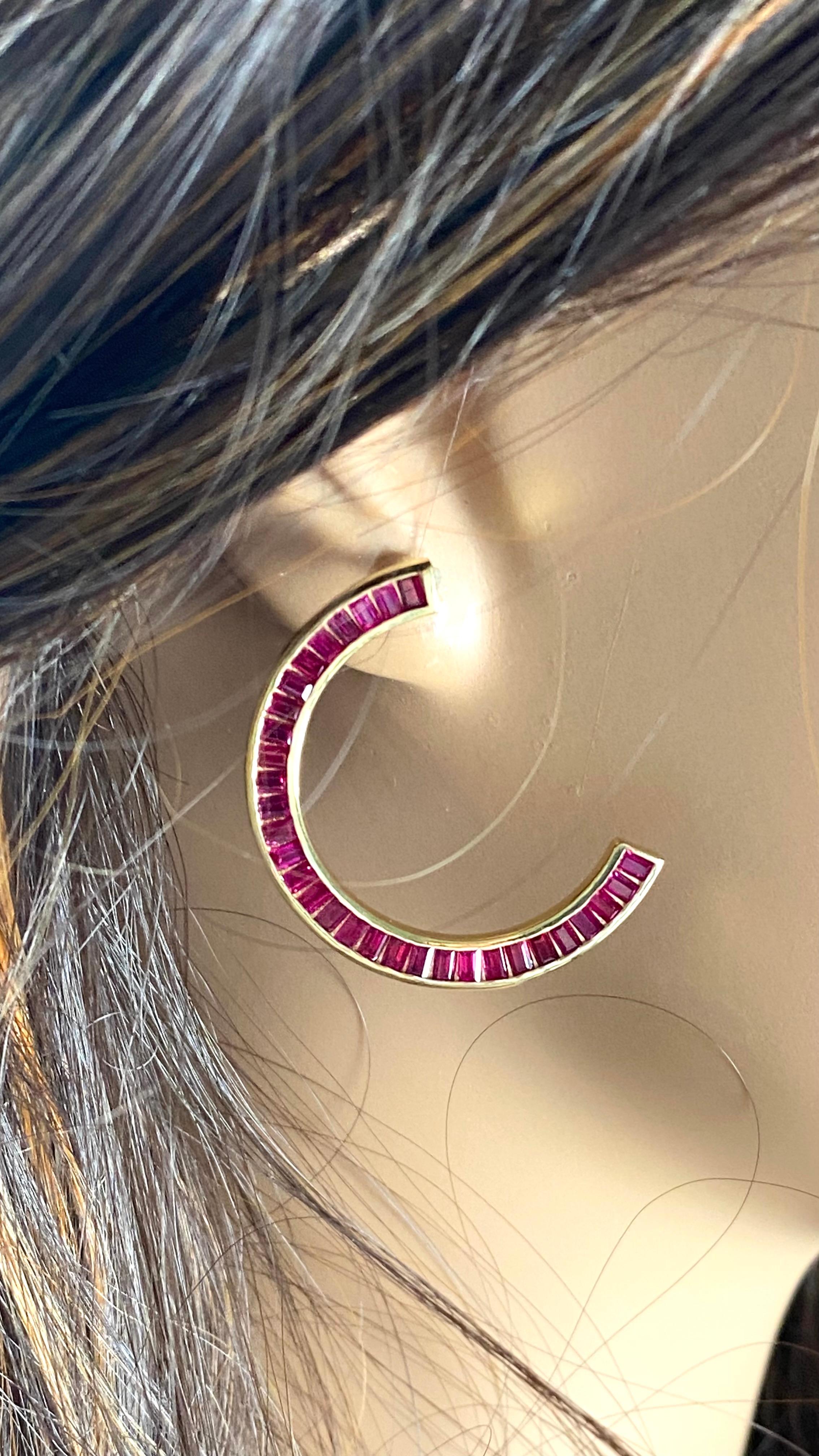 Boucles d'oreilles tendance croissant de lune en or jaune avec gros rubis baguette de 8,00 carats Neuf - En vente à New York, NY