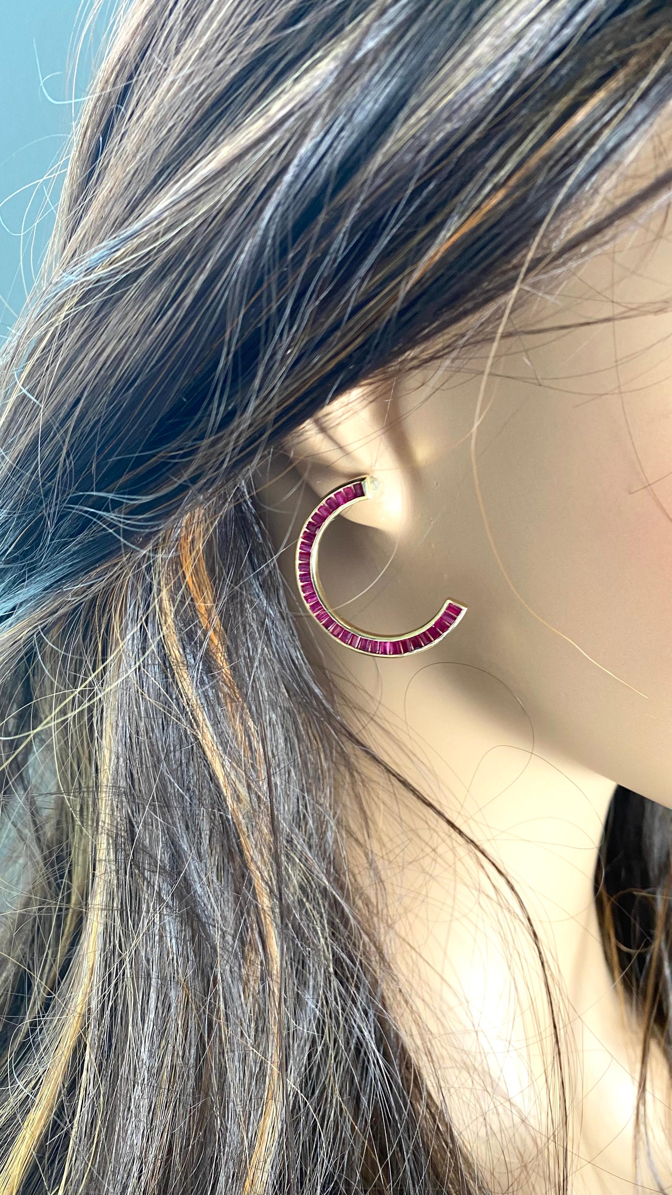 Boucles d'oreilles tendance croissant de lune en or jaune avec gros rubis baguette de 8,00 carats Pour femmes en vente