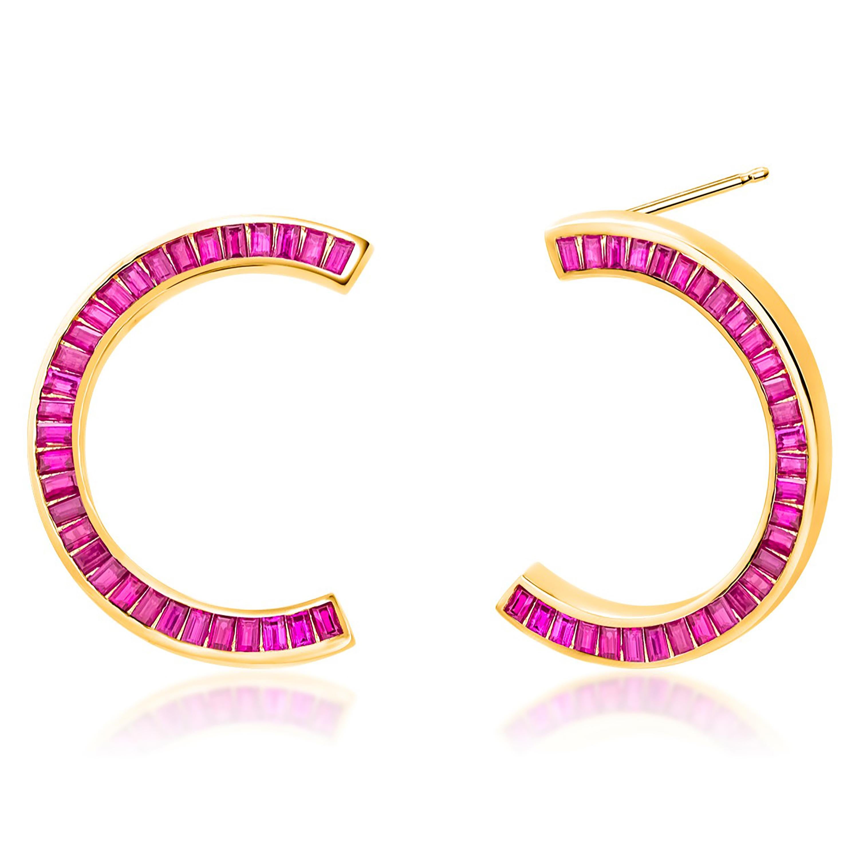 Boucles d'oreilles tendance croissant de lune en or jaune avec gros rubis baguette de 8,00 carats en vente 1