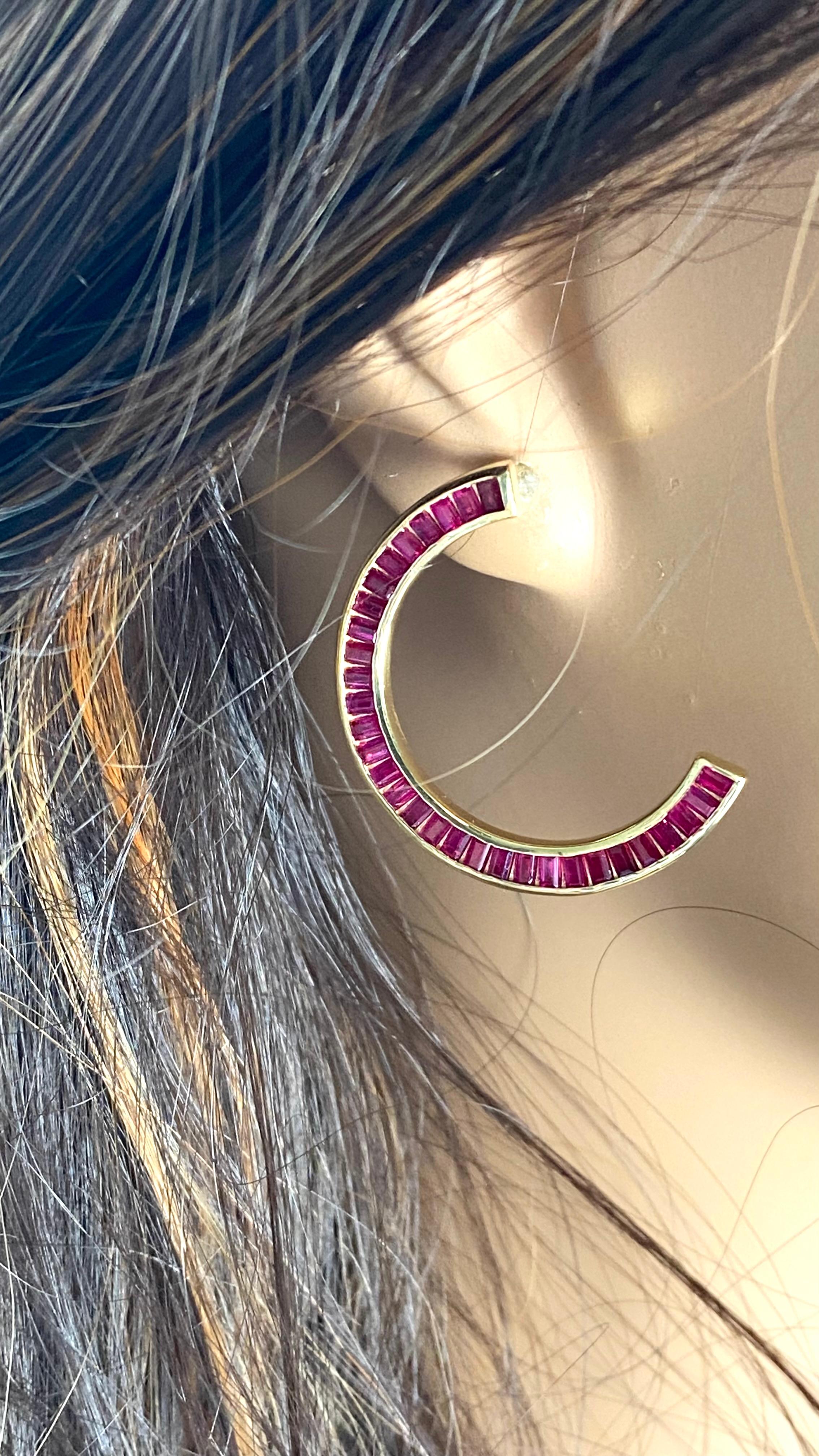 Boucles d'oreilles tendance croissant de lune en or jaune avec gros rubis baguette de 8,00 carats en vente 2
