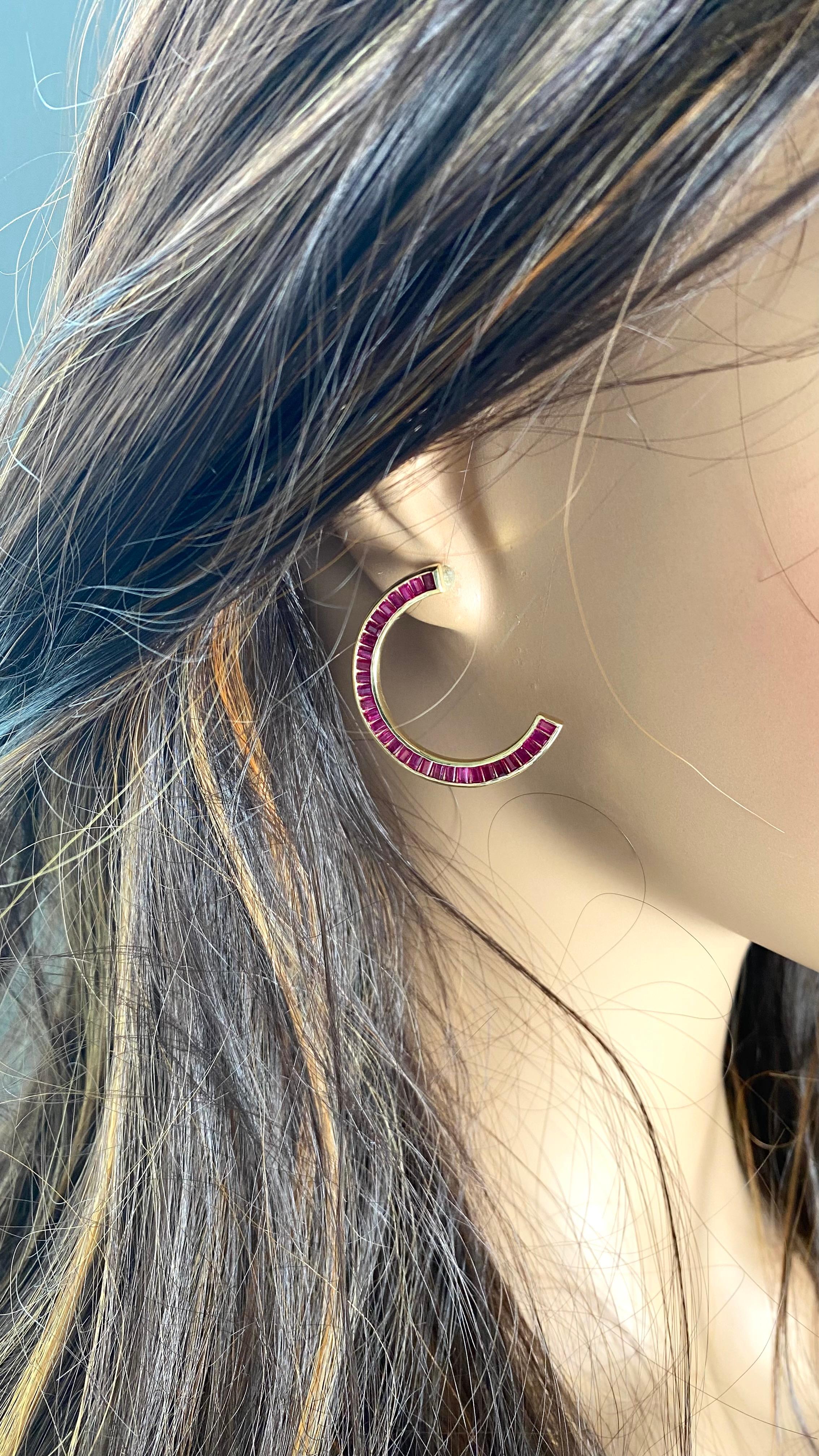 Boucles d'oreilles tendance croissant de lune en or jaune avec gros rubis baguette de 8,00 carats en vente 3