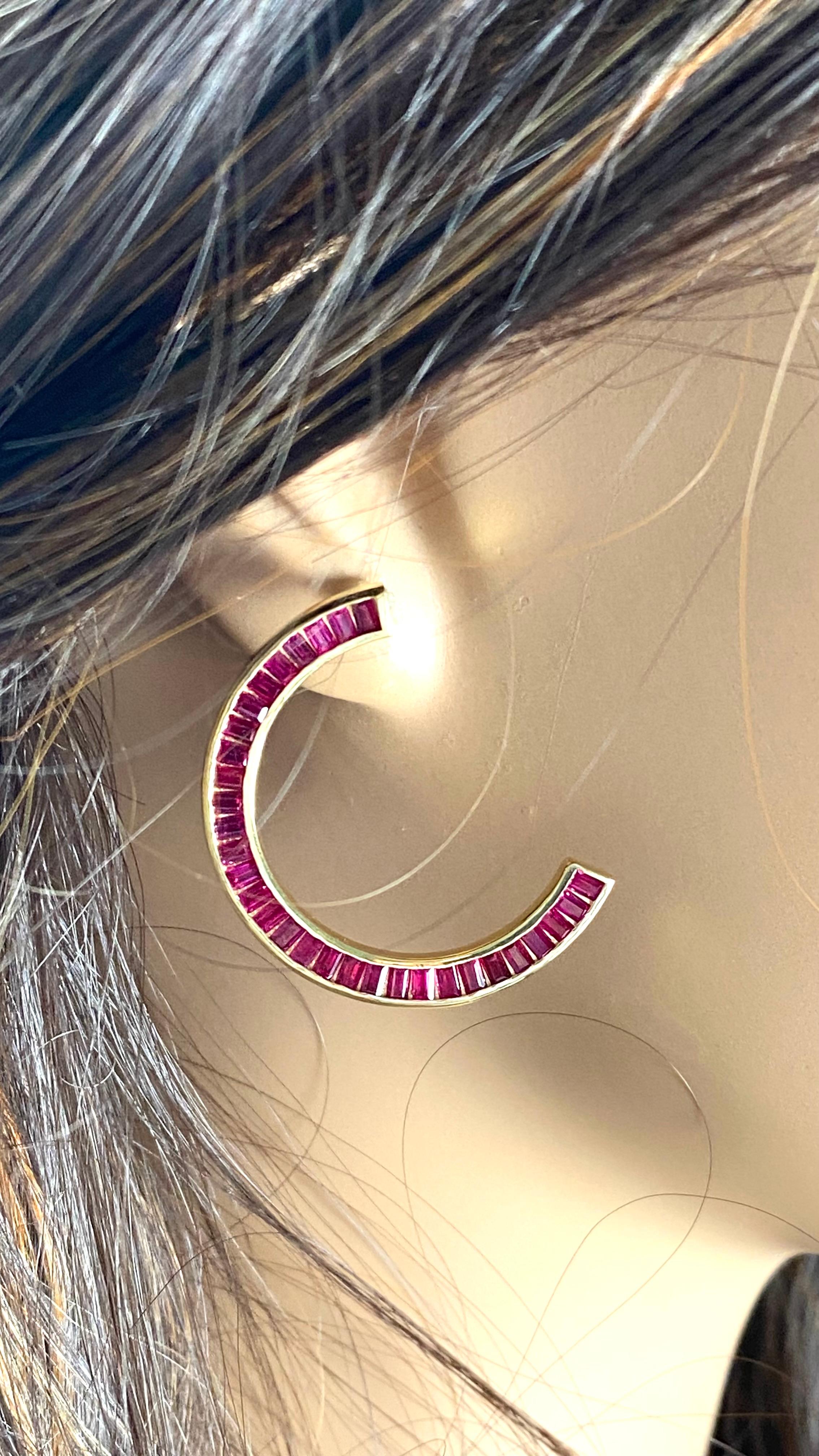 Boucles d'oreilles tendance croissant de lune en or jaune avec gros rubis baguette de 8,00 carats en vente 5