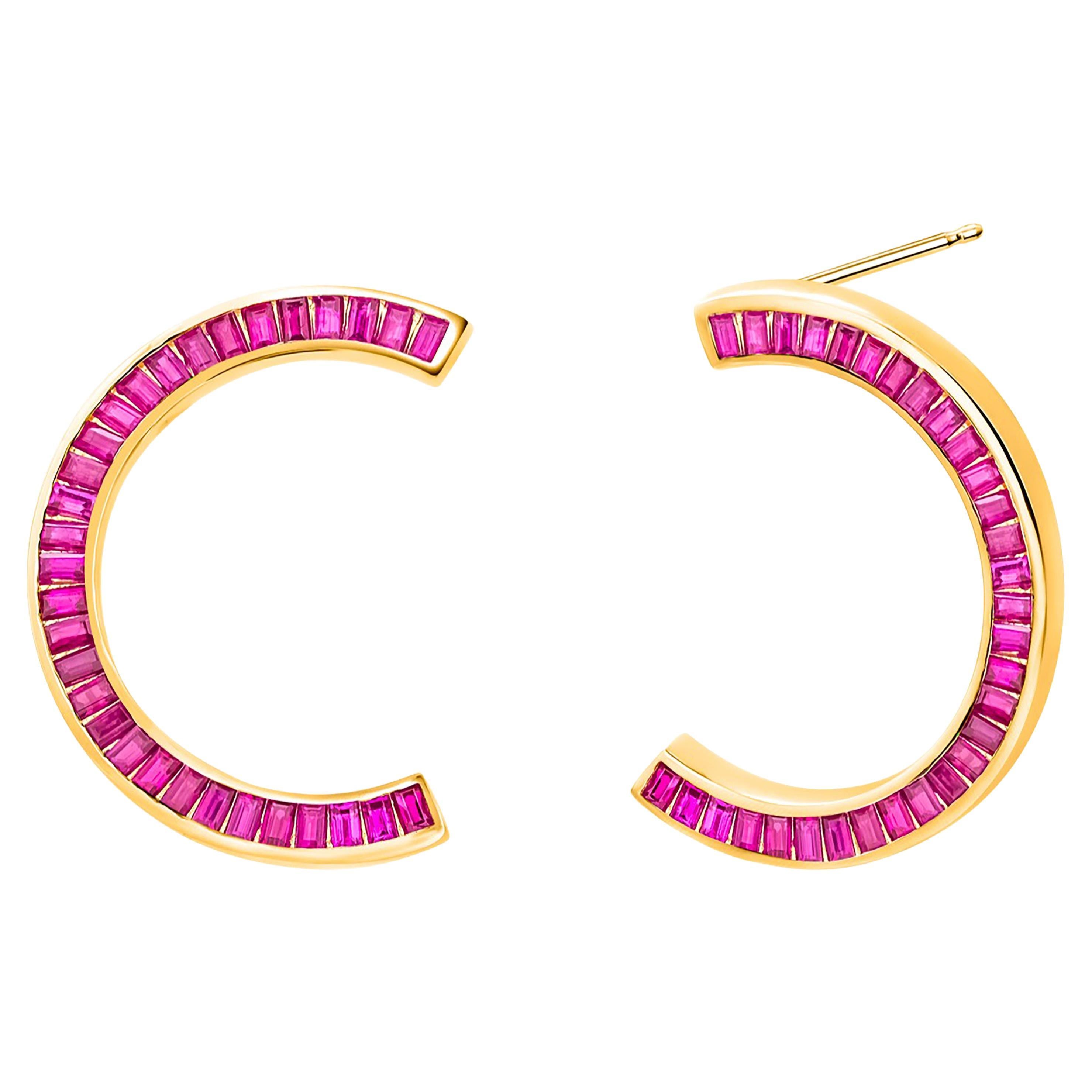 Boucles d'oreilles tendance croissant de lune en or jaune avec gros rubis baguette de 8,00 carats en vente