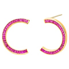 Boucles d'oreilles tendance croissant de lune en or jaune avec gros rubis baguette de 8,00 carats