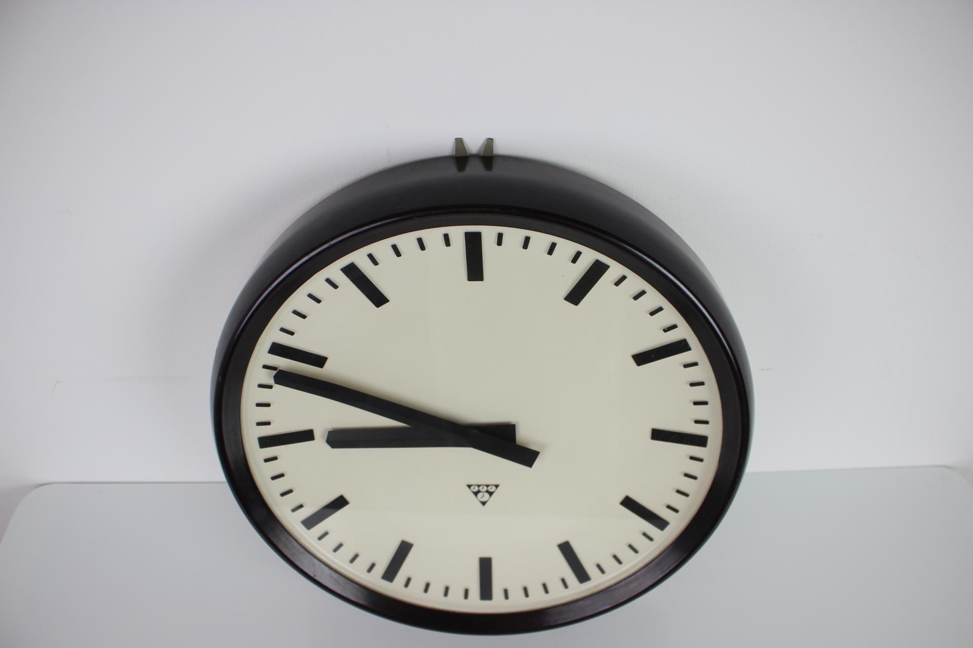 
 Grande version de l'horloge murale industrielle de Pragotron fabriquée en Tchécoslovaquie dans les années 1960. Boîtier en bakélite et couvercle en verre Transformé en pile.