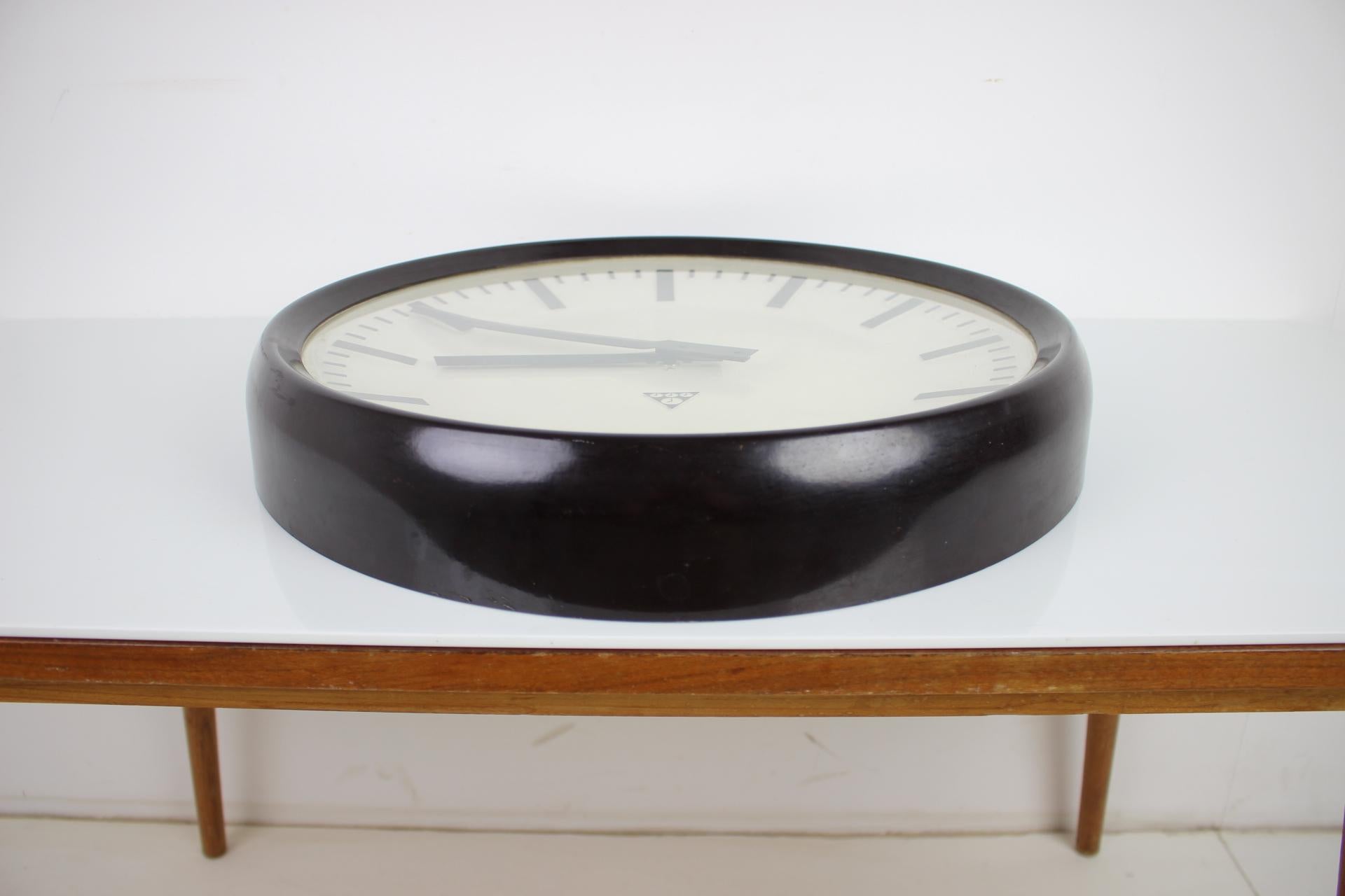 Large Bakelite Industrial Wall Clock by Pragotron, 1960s In Good Condition For Sale In Praha, CZ