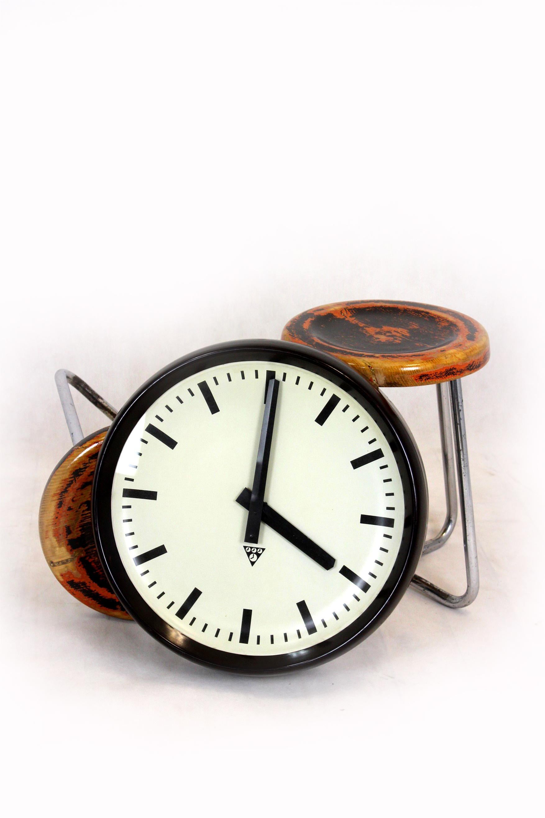 Large (50cm) bakelite railway clock manufactured by Pragotron in the 1950s. Preserved in original good condition (a small crack, shown in the photo), fully functional. It has been converted into a quartz controller (it works on an AA battery), so it