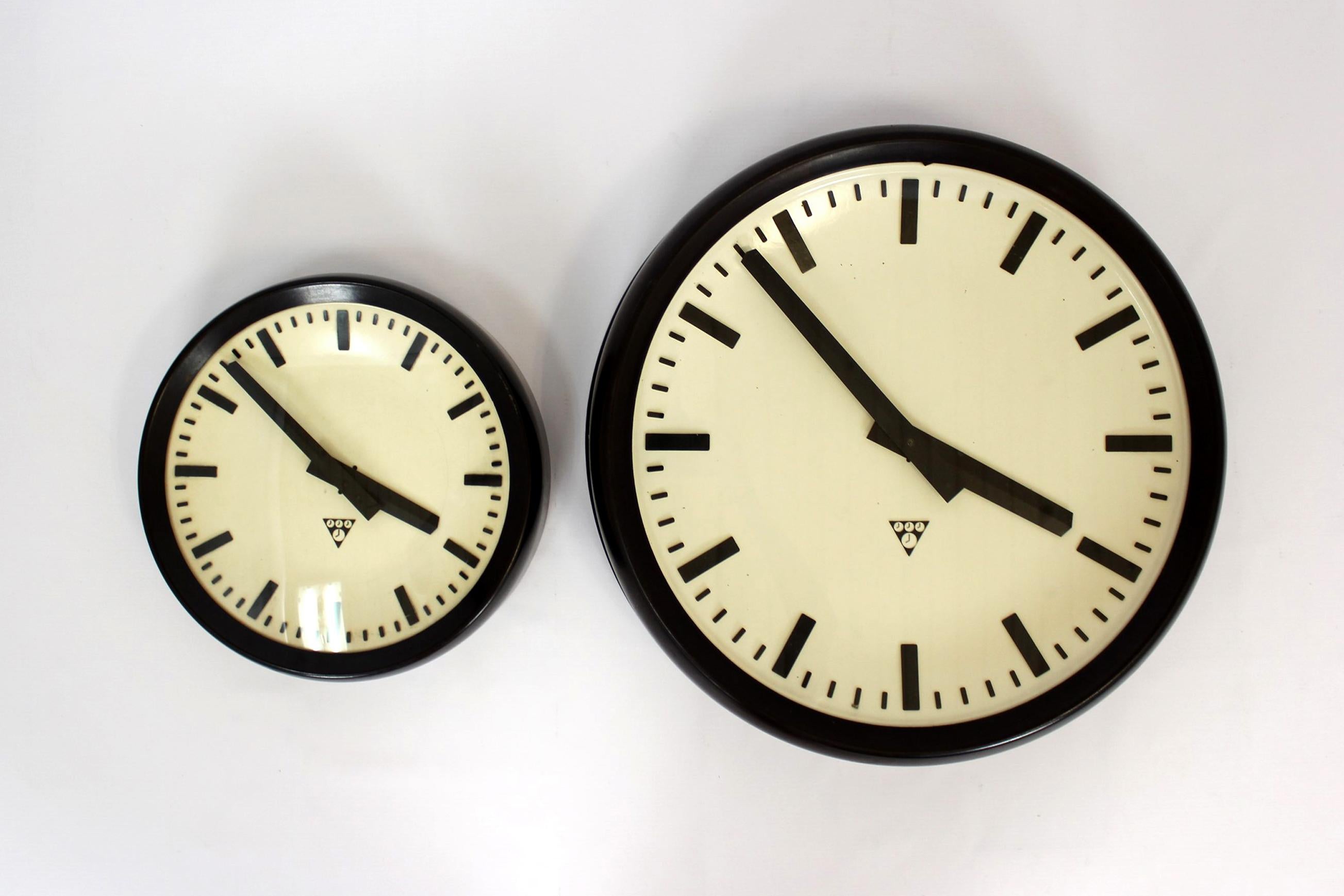 Grande horloge ferroviaire (50 cm) en bakélite fabriquée par Pragotron dans les années 1950. Conservé en bon état d'origine, entièrement fonctionnel. Il a été converti en contrôleur à quartz (il fonctionne avec une pile AA), il n'a donc pas besoin