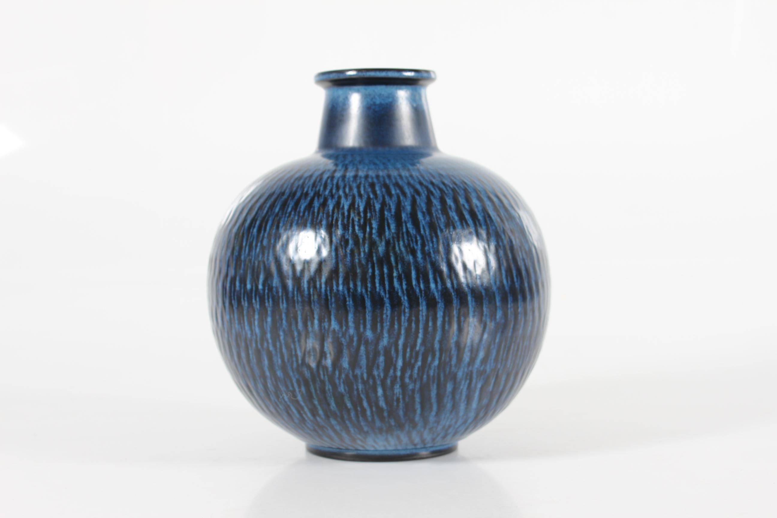 Vaso grande a forma di palla disegnato da Gunnar Nylund (1904-1997)
Realizzato da Nymølle in Danimarca negli anni '60. 
Ha una smaltatura blu scuro su un motivo a raggiera.

Firmato G.N. per Gunnar Nylund + 50 70 e Nymölle Danmark

Il vaso è un