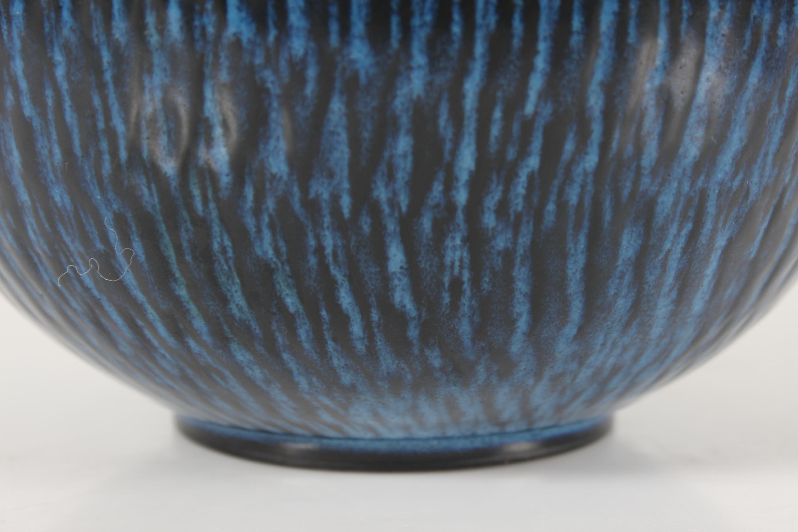 Mid-Century moderno Grande vaso a forma di palla di Gunnar Nylund di Nymølle con smalto blu scuro 1960 in vendita